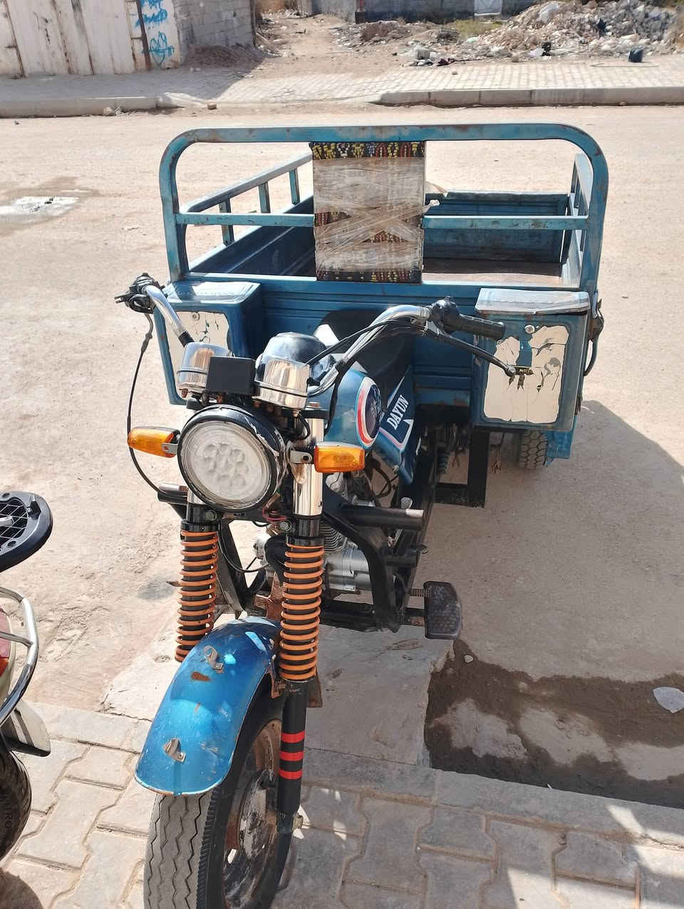 سلام عليكم للبيع أوراق موديل 18كهربائيات شغاله سلف مكينه مجفته بس مره وحده زوج تايرات جديد لاا لحيم ولا خياس  كوت حي الجهاد  رقم *********** خاص مغلق
