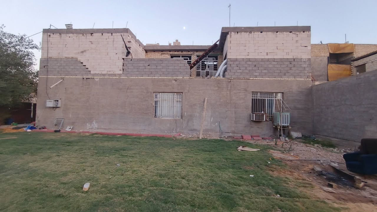 السلام عليكم 
دار للبيع زراعي سند 25 اقرار محكمه من صاحب السند المساحه 400م 
الواجهه 18م النزال 22م
مساحه البناء 220م بنزال 22 و واجهه 10
الحديقه الواجهه 8 و النزال 22م 
طابقين 
بناء 2019
تفاصيل الطابق الاول يتكون من غرفتين نوم 5×5 
حولي الدرج 7.5×8 
المطبخ 5×4.5
غرفه الاستقبال 7×5
صحيات شرقي و غربي منفصل 
الطابق الثاني يتكون من 
اربع غرف نوم و حولي درج 4.5×7
صحيات و سطح اول 
العنوان بغداد الدوره المعامره 
للاستفسار اكثر الاتصال او المراسله واتساب ***********
