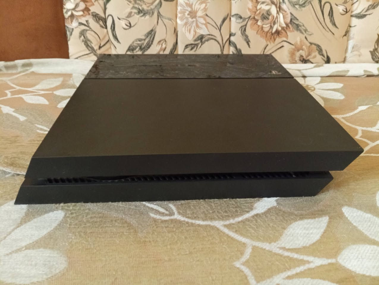 السلام عليكم عندي جهاز ps4 نسخة الفات 
يأتي مع ثلاثة جويستك تجاريه 
يأتي مع كيبل التشغيل وكيبل hdmi 
ويأتي مع قرص ghost of Tsushima وقرص far cry 6 
نسبة نظافة الجهاز 75%
وملاحظة/ الجهاز مفتوح للغرض تنظيف الجهاز 
وملاحظة/ ويكون المشتري في الميسان


**إذا كنت صاحب هذا الإعلان وتريد حذفه لأي سبب، رجاءا أرسل رسالة إلى الدعم الفني**