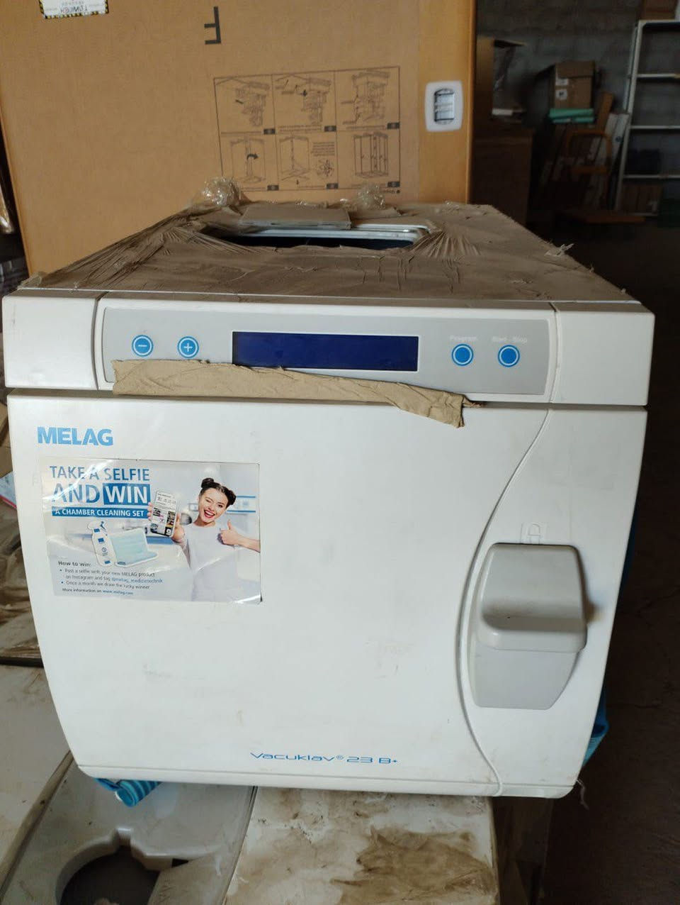 أوتوكليف MELAG Pro-Class (سعة٢٣ لتر )
أوتوكليف بخاري ألماني الصنع من شركة MELAG، يُستخدم لتعقيم الأدوات الطبية وأدوات الأسنان بكفاءة عالية، ومعتمد عالميًا في العيادات والمراكز الطبية.
🔹 المواصفات الرئيسية:
سعة الحجرة:٢٣ لتر 
نوع التعقيم: Class B (مناسب للأدوات المغلفة وغير المغلفة)
برامج تعقيم متعددة:
Quick Program (تعقيم سريع)
Universal Program
Gentle Program
Prion Program
درجة الحرارة: 121°C و 134°C
تحكم إلكتروني دقيق مع تسجيل تلقائي لبيانات التعقيم
تصميم عملي وسهل الاستخدام
صناعة ألمانية 🇩🇪 وجودة عالية ومعروفة بالاعتمادية
🔹 مناسب لـ:
عيادات الأسنان
العيادات الطبية
المراكز الصحية والمختبرات
⚠️ ملاحظة مهمة:
الجهاز فقط خالي من كارتون 
الجهاز جديد .
للاستفسار اكثر تواصل خاص 
***********
