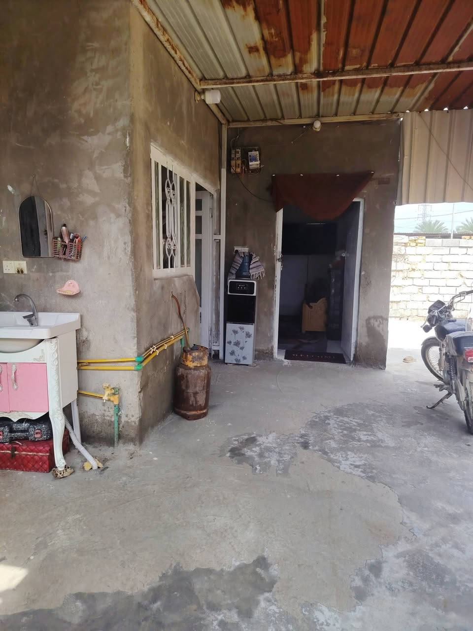 سلام عليكم بيت للبيع مساحه كلش جبيره صب كونكريت جاهز لآخر حبايه يبعد عن لشارع ٥٠ متر حله شارع ثمانين مال كربله سعر ١١ مليون رقمي ***********
