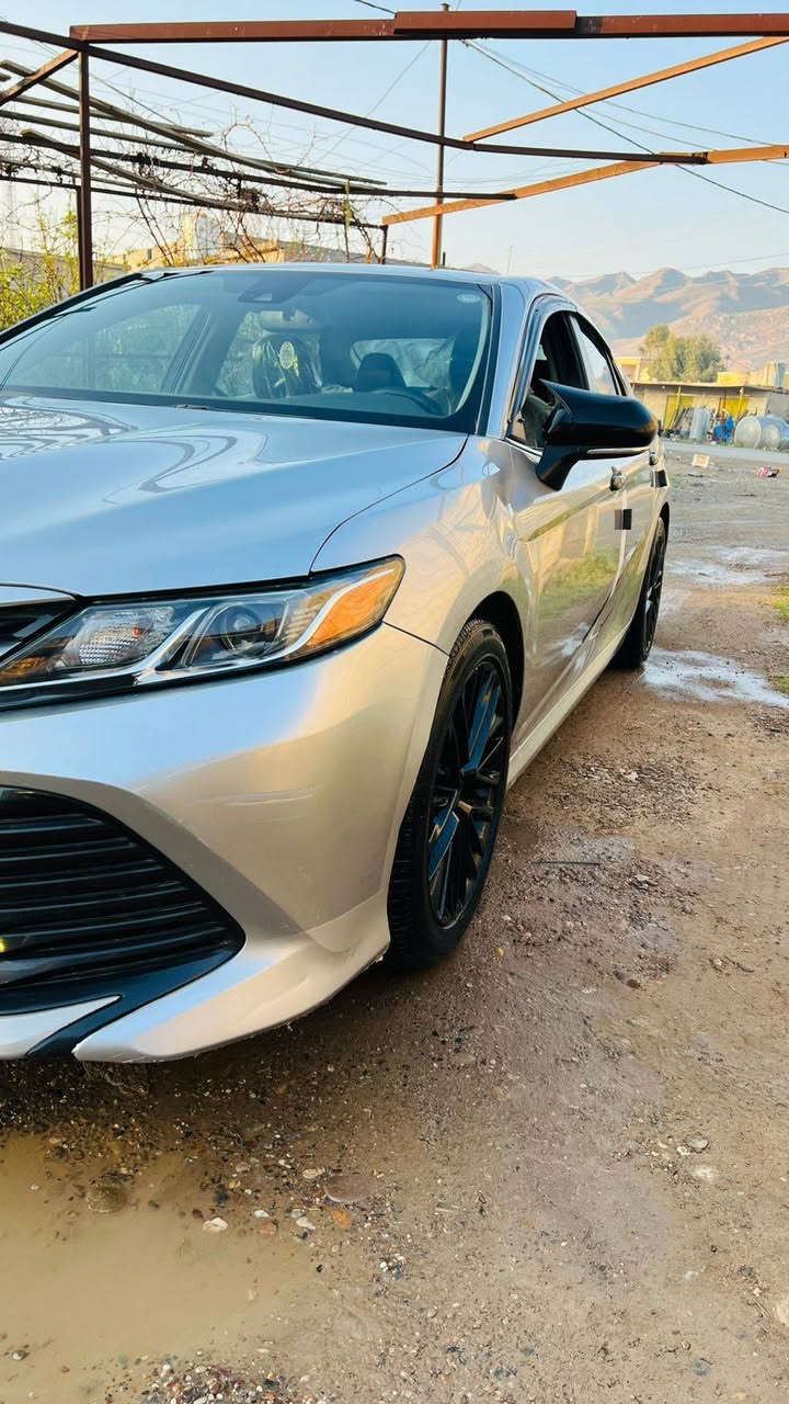 السلام عليكم كامري للبيع موديل 18 ماشيه 100 رقم اربيل سنويه جديده شرط التحويل السياره فول بصمه تشغيل عن بعد فتح الابواب لمس رادار امامي وجانبي السياره فول ضرر جاملق خلفي وقبق صندوگ امبدل والباقي مكفوله بچم كبس  مكان السياره قريه المسحگ السعر 168 وبيها مجال الشراي يتصل ***********
