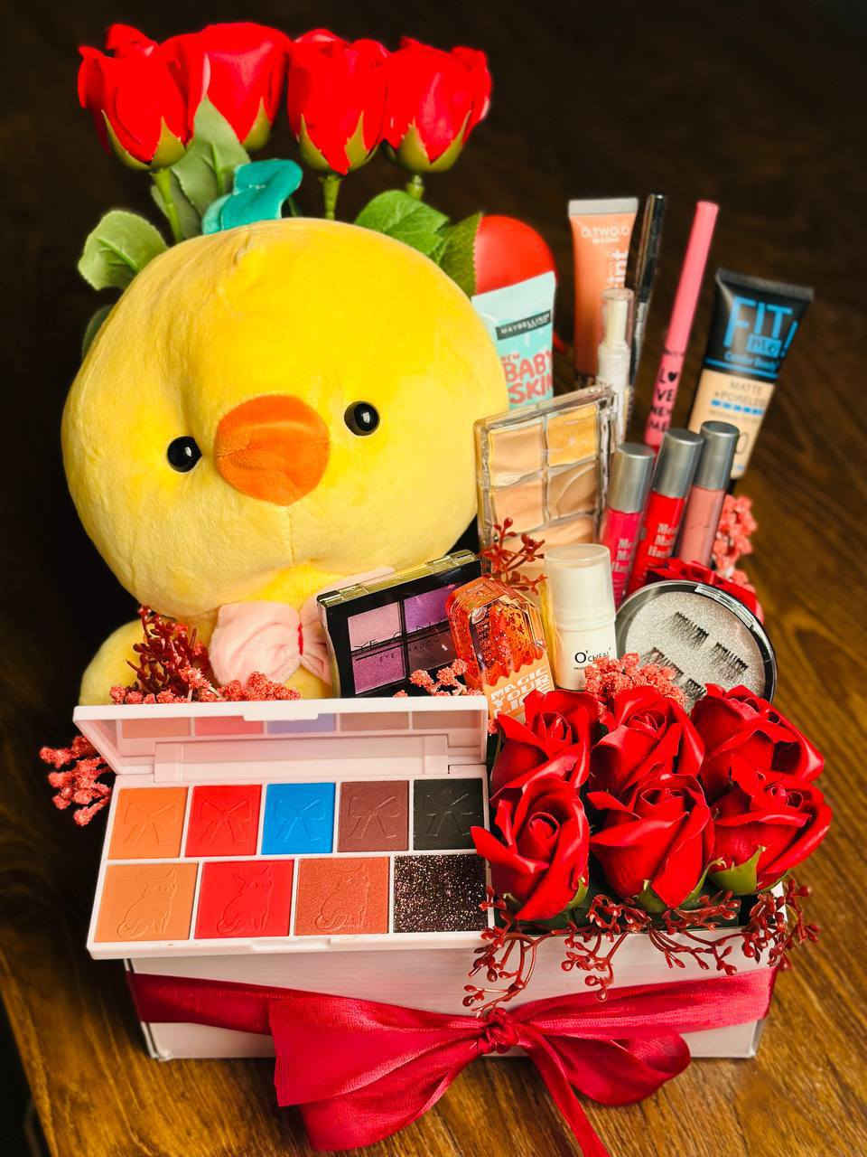 اجمل بوكس ممكن تشوفوا بمناسبة الفالنتاين 🌹🦋❤️
بطة صفراء كبيرة الحجم ولطيفة جداً، تعطي لمسة دافئة للهدية.🐥
❤️باليت صغير بألوان بنفسجية.
❤️باليت كنتور أو إضاءة بـ 6 خانات.
❤️كريمات الأساس والوجه:
❤️كريم أساس Maybelline Fit 
❤️برايمر Maybelline Baby Skin لتنعيم البشرة.
❤️مجموعة من أرواج "ليب غلوس" بألوان مختلفة (أحمر وفوشي ونود).
❤️أقلام تحديد عيون (آيلاينر) وكحل.
❤️علبة رموش صناعية.
❤️زيت أو سيروم للشفاه (Magic Oil).
مع كارت حسب العبارة لتريدها🎁


**إذا كنت صاحب هذا الإعلان وتريد حذفه لأي سبب، رجاءا أرسل رسالة إلى الدعم الفني**