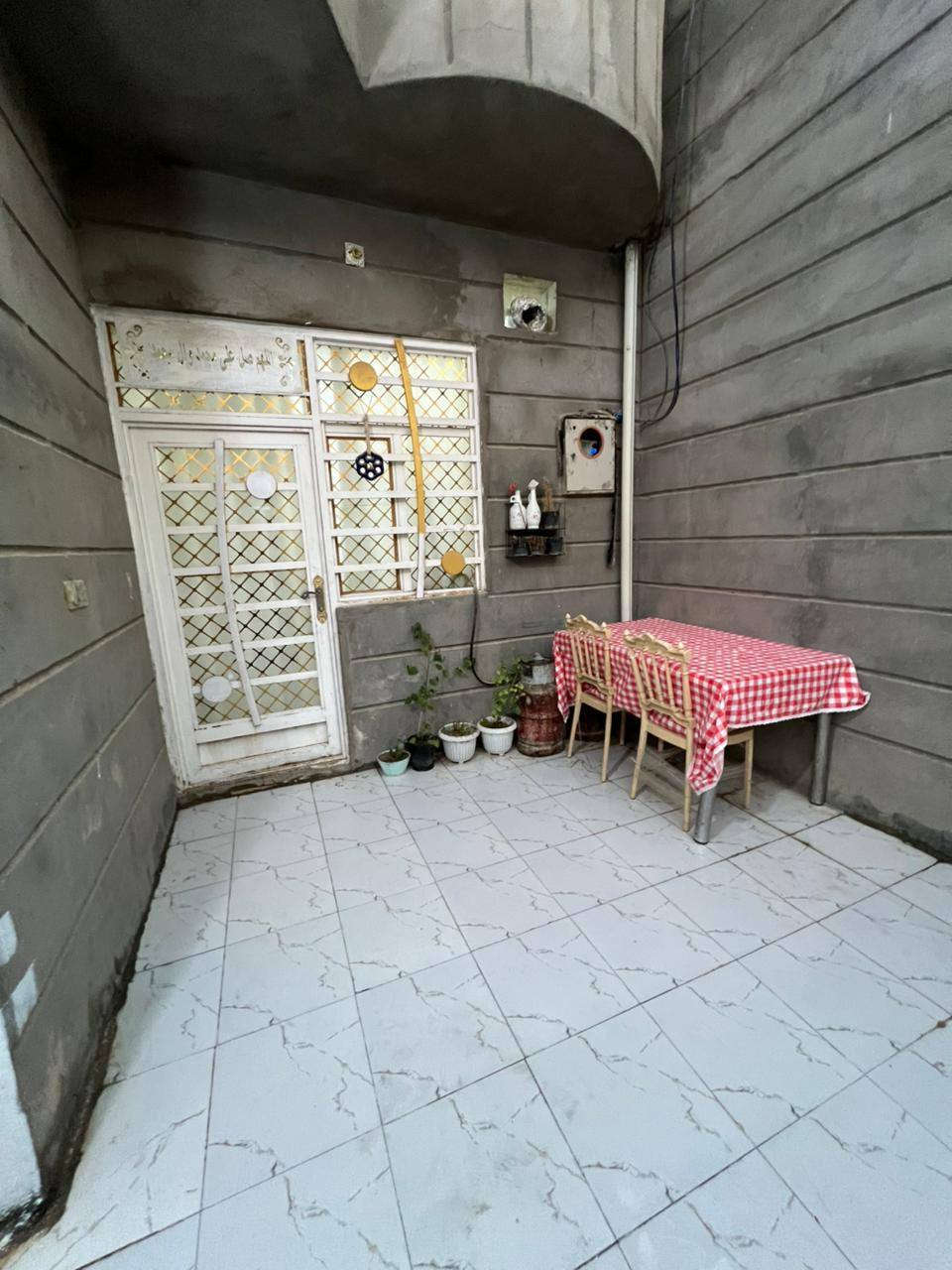 بيت ١٠٠م بناء بلوك كونكريت مسلح بناء حديث يباع مع الاثاث ..طابق واحد غرفه نوم استقبال صاله مطبخ طارمه صحيات ٢داخليه وخارجيه ..فرع ٥متر خدمات مجاري متوفره للباب حي الأمين ١ شارع الحر خلف مجمع همسه للإلكترونيات فرع أسواق اي مارت ..طابو زراعي سند ٢٥ إقرار محكمه من المالك مباشرة سعر ٦٨مليون للاستفسار مكتب الأوس للعقار ابو سجاد*********** ابو وائل *********** تفاوض مع صاحب البيت مباشر
