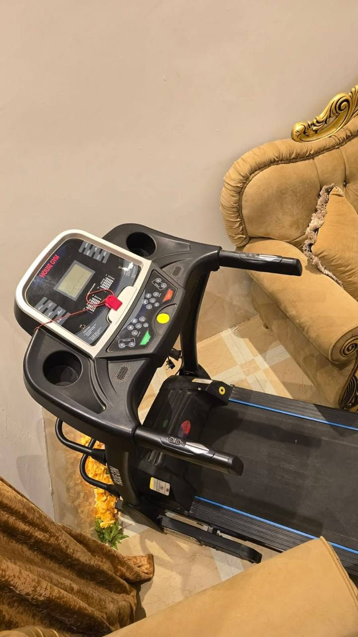 للبيع جهاز سير منزلي من ماركة House Gym بتصميم أسود.الجهاز مزود بشاشة عرض لمراقبة الوقت، السعرات الحرارية، نبضات القلب، والمسافة.يحتوي الجهاز على ميزات إضافية مثل مدخل بلوتوث، شاحن موبايل، ومفتاح أمان.يمكن للجهاز تحمل أوزان تصل إلى حوالي 140 گ


**إذا كنت صاحب هذا الإعلان وتريد حذفه لأي سبب، رجاءا أرسل رسالة إلى الدعم الفني**