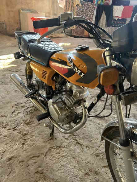 السلام عليكم للبيع ايراني نامه شلامجه موديل ٢٢ مسجله ٢١ نضيفه وما مفتوحه رقم وسنويه ب اسمي تحويل ثاني يوم مكينه ماشاءالله تخبل صبانه ما خال عليه بس كلجات مبدل  بكاني الجمهوريه سعره ب 1600 وبيه مجال بل فيس ماتحصلني واتساب وشريحه فقط ***********
