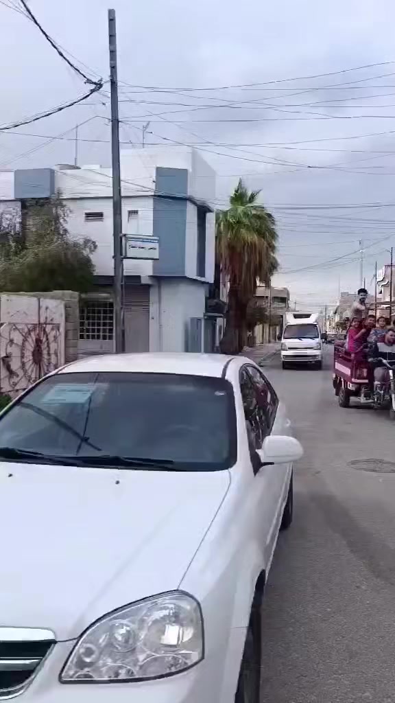 بيت للأيجار منطقة الزنجيلي فرع المقابل للتسفيرات شارع تبليط موقع مميز ٣غرف نوم خدمات للتواصل ***********
