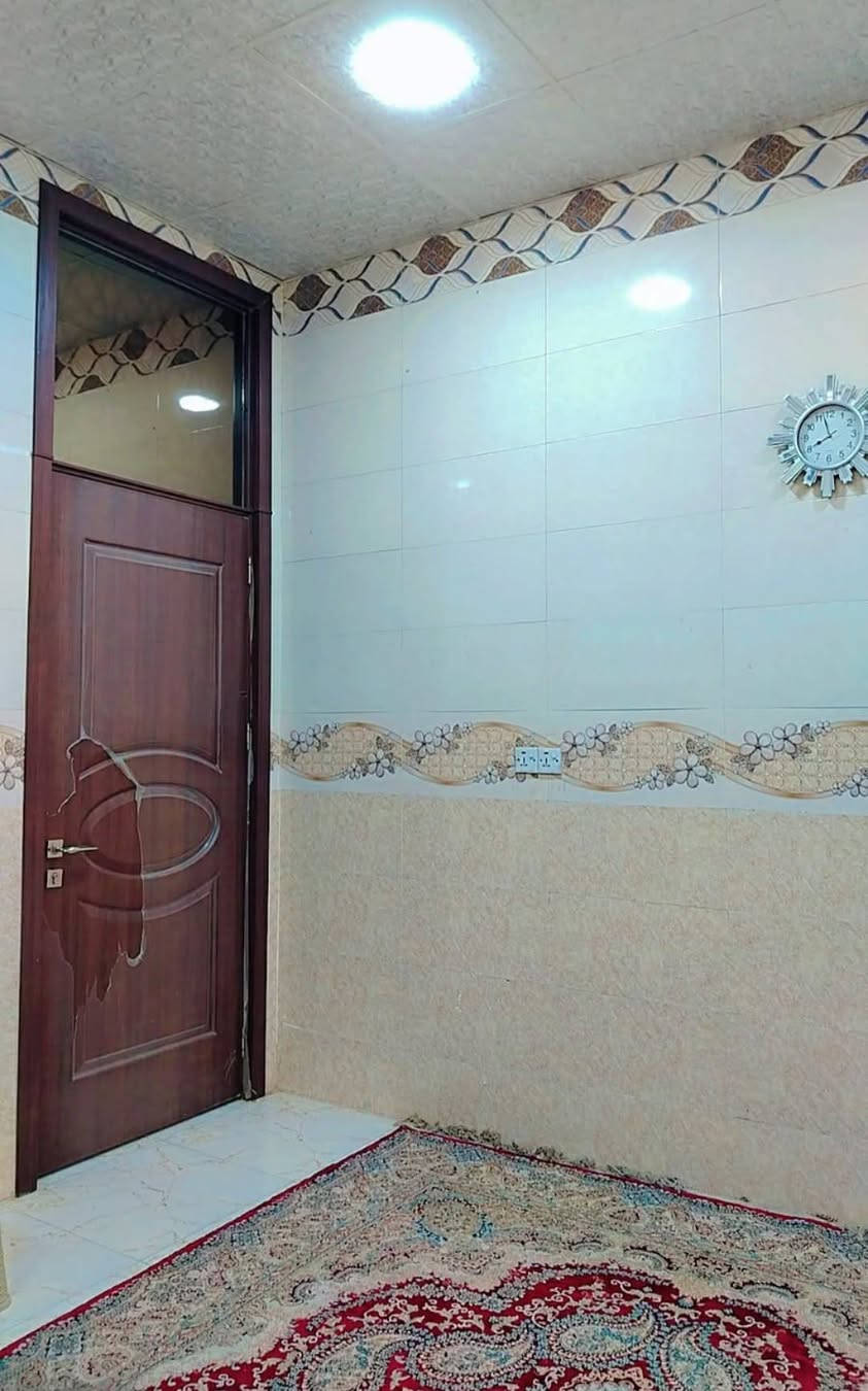 بيت للبيع 200 م في حولي الجامعة قرب بيت المرمر بناء حديث مسلح  طابق ارضي غرفة وصالة واستقبال ومطبخ والطابق الثاني صالة فقط *********** مكتب المحنه
