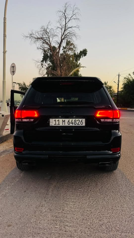 سلام عليكم
للبيع: جيب جراند شيروكي Limited X موديل 2021

* الموديل: 2021
* الفئة: Limited X
* المحرك: V6 سعة 3.6 لتر (3600cc)
* القير: أوتوماتيك 8 سرعات
* الممشى: 58 ألف مايل
* نظام الدفع: 4×4
* اللون: أسود

حالة السيارة:

* مكينة و گير بحالة ممتازة.
* السيارة تحت الكفالة.
* حادثة بسيطة، تم تبديل الجاملوغ جهة عكس السائق فقط بنفس لون السيارة، والإصلاح نظيف.
* لا يوجد أي ملاحظات أو أعطال، والسيارة جاهزة للاستخدام.

المواصفات:

* فتحة سقف كهربائية 
* شاشة Uconnect كبيرة.
* Apple CarPlay وAndroid Auto.
* كاميرا خلفية.
* حساسات أمامية وخلفية.
* تشغيل بصمة 
* تشغيل عن بُعد 
* مقاعد جلد.
* تدفئة للمقاعد الأمامية.
* تدفئة للدركسون.
* كرسي السائق كهربائي مع حفظ وضعيات.
* باب خلفي كهربائي.
* إنارة LED أمامية.
* جنوط رياضية مقاس 20 إنش باللون الأسود.
* مرايا كهربائية مع طي كهربائي.
* مثبت سرعة.
* تحكم بالدركسون.
* تكييف أوتوماتيك ثنائي المناطق.

ملاحظة:

* هذه النسخة بدون رادار .
* وفتحة سقف عادية وليست بانوراما.

للتواصل والاستفسار : (***********)
موجود على الواتساب 

السعر: 230$ 
قابل للتفاوض بالمعقول بعد المعاينة
