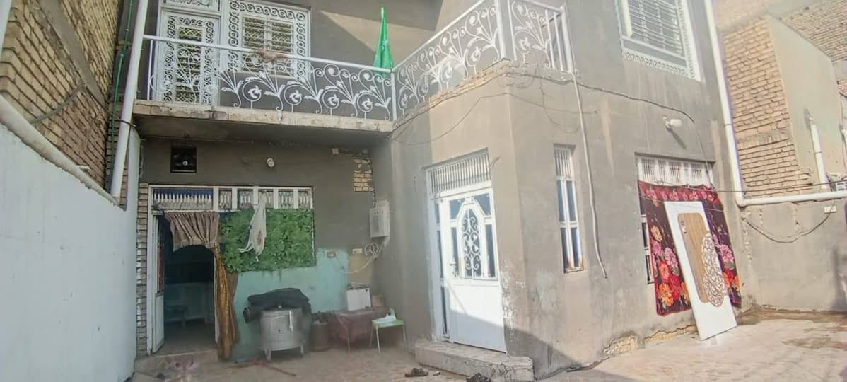 بسم الله توكلنا على الله 
دارين للبيع طابو صرف كل دار طابقين
الدار الاولى مساحه 200متر طابقين يحتوي الطابق الارضي على استقبال ومطبخ وصاله وغرفتين وصحيات ومناور وساحه كبيره الطابق الثاني يحتوي على استقبال ومطبخ وصاله وغرفتين وصحيات ومناور العنوان محافظة ميسان حي الحسين الجديد شارع ابو شاكر فرع مطعم فدك مقابل روظة العبير مثل ماموضح بالصور 
الدار الثانيه مساحه 200متر طابقين 
الطابق الأول يحتوي على 
استقبال ومطبخ وصاله وغرفتين وصحيات ومناور وساحه كبيره 
الطابق الثاني يحتوي على استقبال ومطبخ وصاله وغرفتين وصحيات البيت كله سيراميك مثل ماموضح بالفيديو 
عنوانه  ثالث بيت عن شارع العام مقابل صيدلية وشارع تجاري ومطاعم حي الحسين شارع ابو شاكر
الإستفسار اتصال او واتساب ***********
***********
