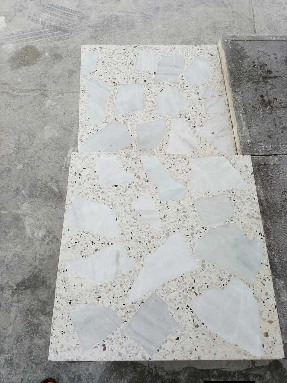 🔹عروضنا الجديده والـمميزة ✨مع معمل #كاشي 40x40الكماليه  
وكيلنا الحصري في📍بغداد لا يوجد لنا فرع اخـر
فقط اختر الكود المناسب لك
📌 *الأسعار:*  
- #كاشي #موزايك عراقي:* 8,000 للمتر – واصل  
- #كاشي #مطعم بمرمر:* 12,500 للمتر – واصل (درجة أولى، معمل وتماتيك)  
- #شتايكر ملون:* 8,000 للمتر  
- #شتايكر سطح:قياس ٨٠* ٨٠سعر مناسب
- #بلوك بناء درجه اولى التفريغ والكلب * – متوفر  
- #بايات درج مرمر جاهزه،# سندانات ' #مسطبات جلوس ' #رصيف شوارع ، *  
- #مقرنص:* أنواع وألوان متعددة  
- #مواد حدائق:#حجر لاين، #سندانات، وغيرها  

🚚 *توصيل متوفر بغداد لكافة المحافظات*  
📞 للاستفسار: ***********(واتساب متوفر)

*يا الله يا الله – رزقنا ورزقكم*
