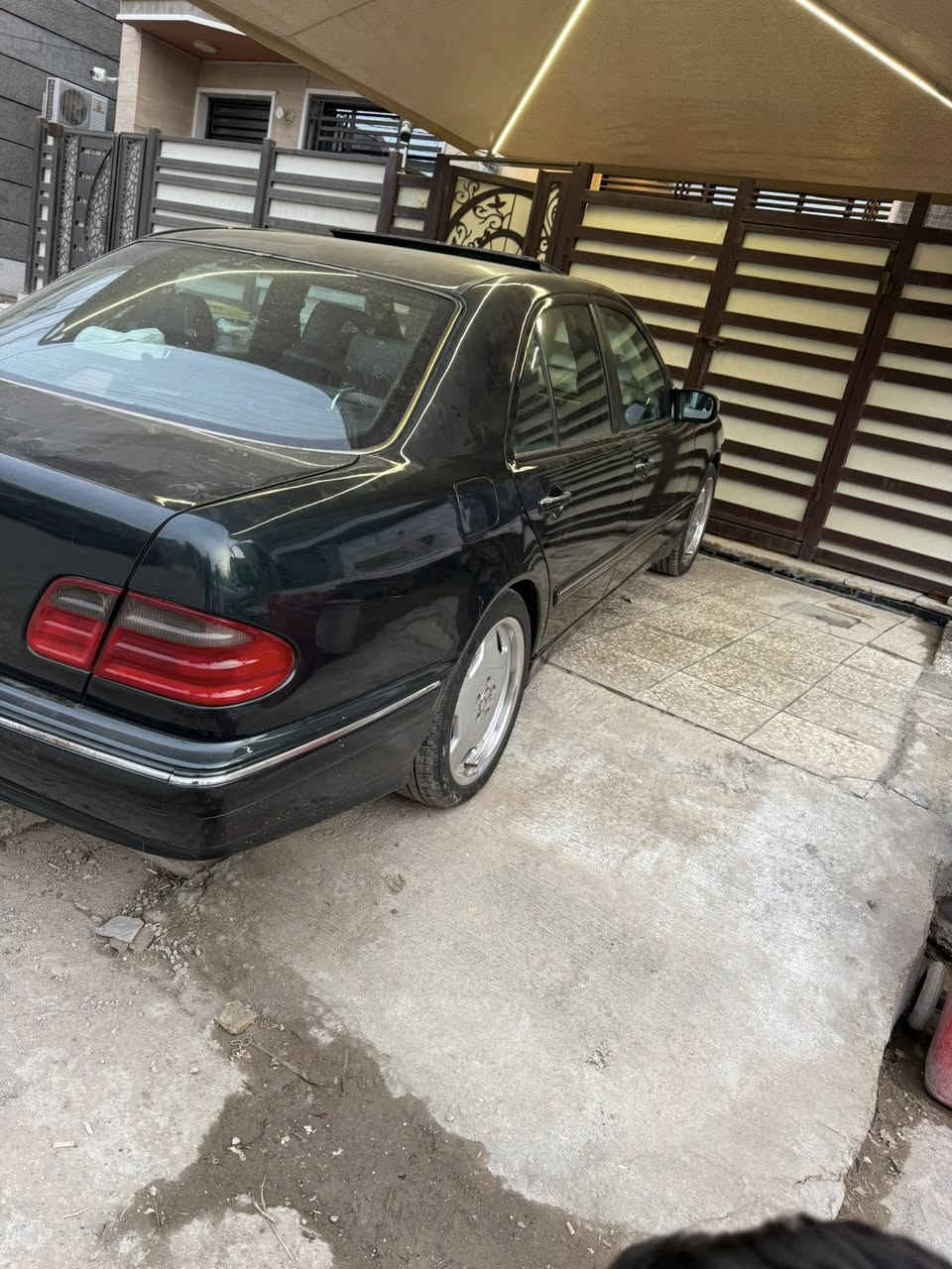 مارسدس ام عيون
320 خراطيم 
سياره معمره تعمير درجه اولى
غرفه جديده بكل التفاصيل 
حداديه محرك كير كله جديد 
سعره 100 ورقه
مكانه الوزيره  
***********
