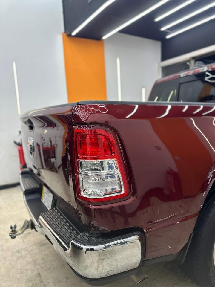 سلام عليكم  رام 2019 باب طويل بدي قصير  بك هورن مواصفات العاديه مكينه 6 سلندر  اوتو ستار مكينه وكير جدد تخم تاير جديد ماشيه 70 الف بيه 3 قطع جاملغ خلفي وباب خلفي 
وبيه جاملغ امامي مبدل نفس اللون مكاني بغداد 
***********
