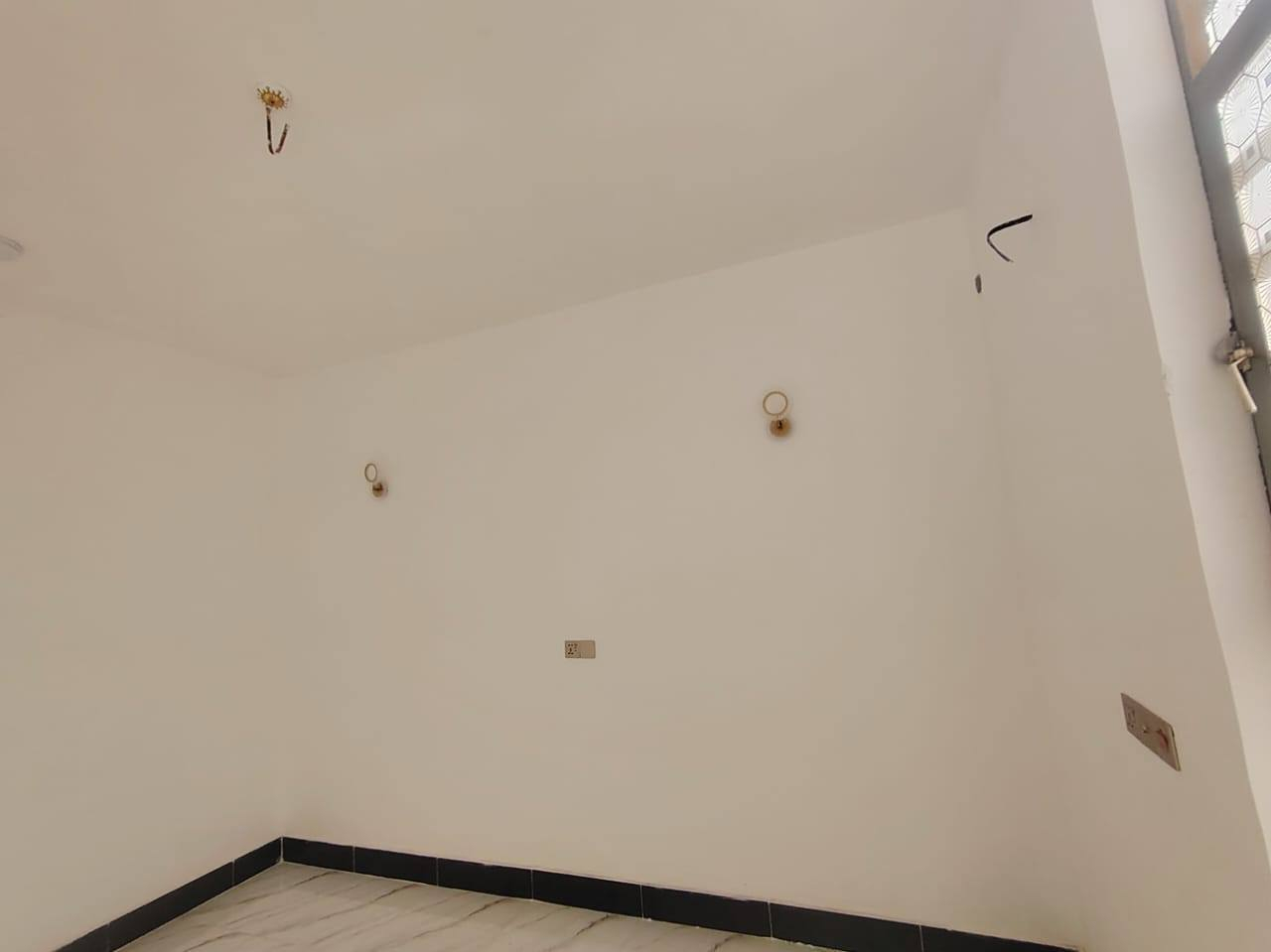 دار للبيع 100متر مربعه غرفتين وصاله ومطبخ وستقبال صحيات خارجيه وداخليه بناءدرجه اولى صب السقف وساس كافت الخدمات ماء كهرباء مولده نترنيت العنوان شارع الصب جسر الشهداء النجف الشرف يبعد عن شارع كربلاء المقدسة 200متر
 السعر 47وبي مجال طابو زراعي سند 25
 ابومنتظر ***********
