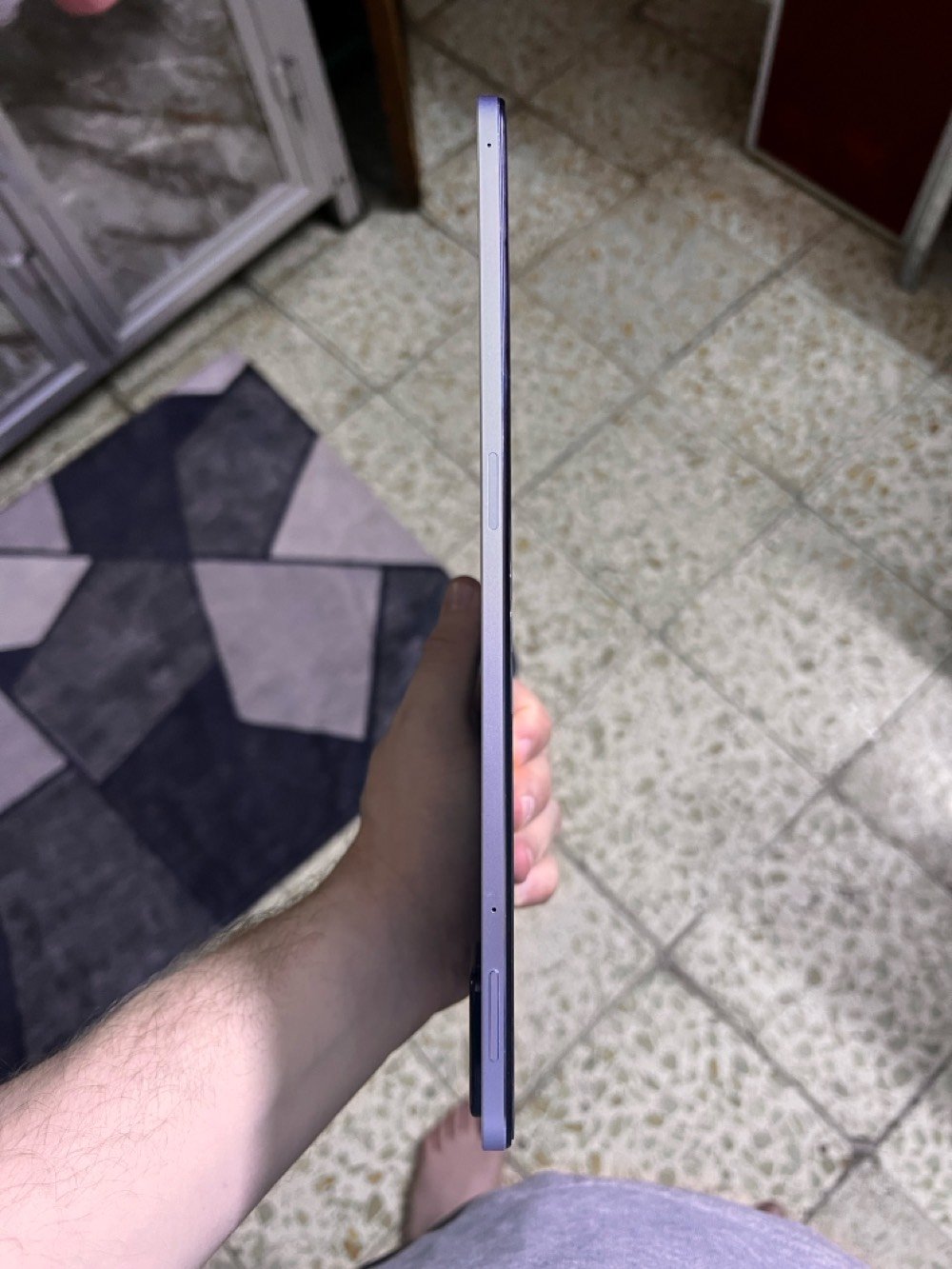 الجهاز نظيف جدا كلش نظيف شاشته بيه نقطة بيضة تبين بالابيض كلشي بي يخبل سعره 225 الف  وبي مجال قليل جدا
الشاشة: شاشة كبيرة بحجم 11 بوصة ودقة عرض 1800x2880 بكسل.
المعالج: معالج قوي من نوع Snapdragon 870 لتجربة سلسة في تعدد المهام والألعاب.
الذاكرة: 8 جيجابايت ذاكرة وصول عشوائي (RAM) و 256 جيجابايت مساحة تخزين.
البطارية: بطارية ضخمة بسعة 8840 مللي أمبير في الساعة.
الشحن: دعم الشحن السريع بقوة 33 واط.
الكاميرات: كاميرا خلفية بدقة 13 ميجابكسل وكاميرا أمامية (سيلفي) بدقة 8 ميجابكسل.
التصميم: تصميم أنيق من المعدن أحادي الجسم وبسماكة 6.51 ملم.
الصوت: مكبرات صوت رباعية مع دعم تقنية Dolby Atmos لتجربة صوتية غامرة. 
رقمي  مكاني بغداد حي الجامعة ***********