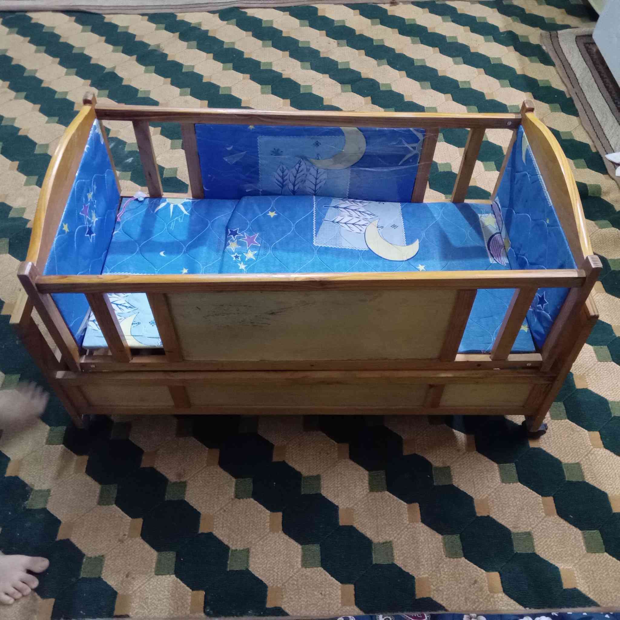 السلام عليكم كاروك  طفل  خشب  نظيف جدا   وبي مجر للغراض للبيع للاستفسار *********** متواجد خاص
