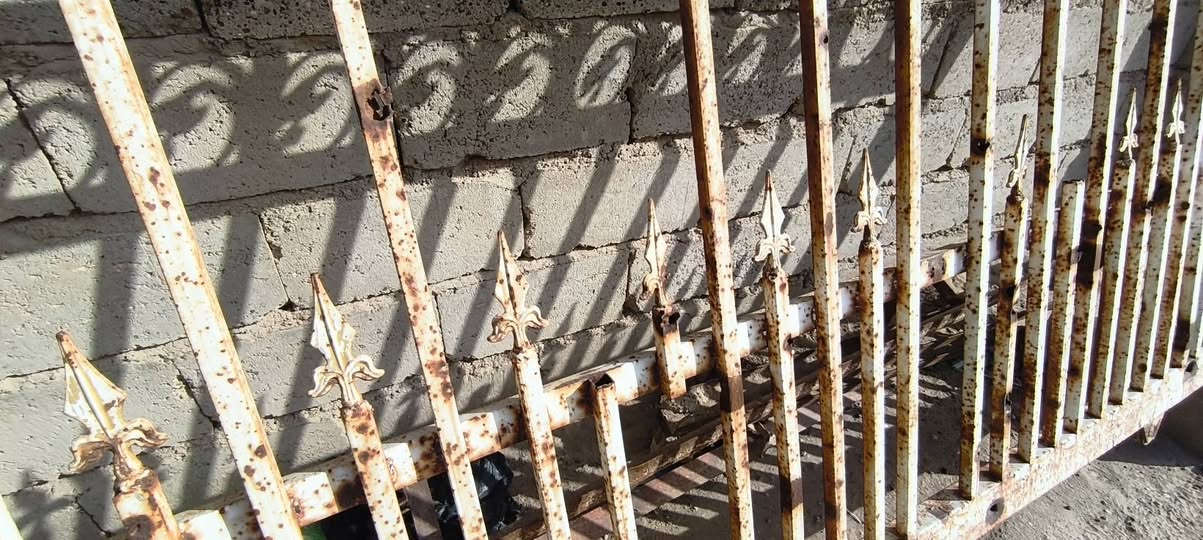 مكلف.....باب خارجي مستخدم بي شضايه من الأسفل قليله ينرادله ترتيب.. للبيع 
الطول 4متر......مع السچه السعر 175
***********
