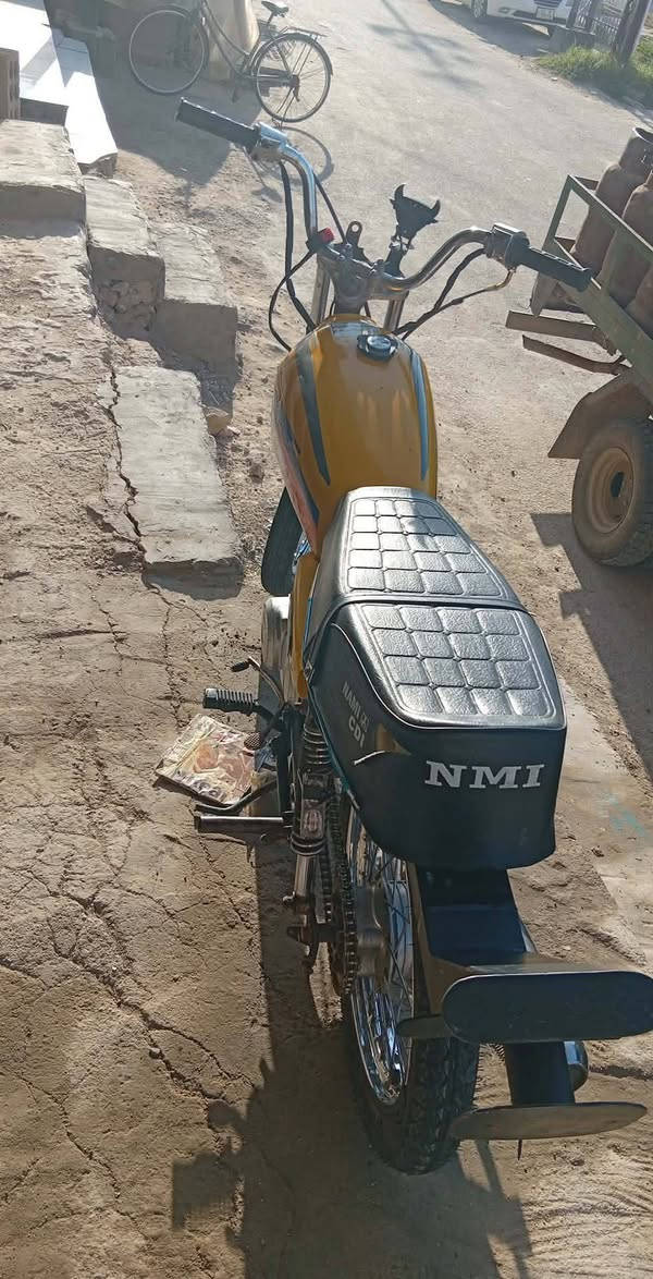 درجه نامه كلك مكينه نامه و شاصي نامه
الدرجه بيه ويل امامي جديد طك جيس و يل خلفي طك جيس و تخم تايرات طك جيس و تانكي و صفحيات و كشن جديد 

كلك كلك كلك كلك 

مراوس عادي اروس حسب القناعه السعر اب 300 و بيه مجال الشراي 

مكاني عفج ناحيت نفر و هاذا رقمي 

***********

 اليريده بي خير و يدلل
