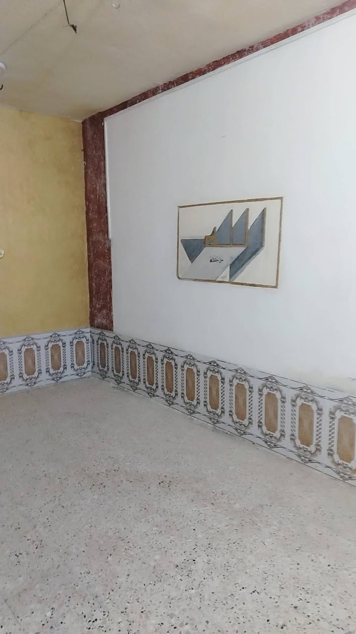 بيت للايجار ١٠٠متر الاسكان الصناعي نزلت الجامع غرفه وصاله وديوانيه ومطبخ وطارمه زغيره ومنور وسطح يجار ٢٥٠ قفل تصال *********** اقرةتفاصل عدل ال تخابرني
