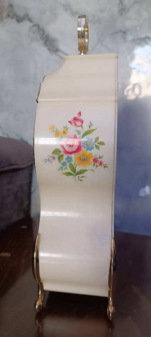 ساعة مكتبية كلاسيكية أنتيك (Mantle Clock) من إنتاج ماركة ريذم (Rhythm) أو سيتيزن (Citizen) اليابانية. تم تصميمها على الطراز الأوروبي الفاخر المستوحى من ساعات نيوستيل (Neuchâtel) السويسرية الشهيرة. [1, 2, 3

‫ ساعة مكتبية كلاسيكية أنتيك (Mantle Clock) من إنتاج ماركة ريذم (Rhythm) أو سيتيزن (Citizen) اليابانية. تم تصميمها على الطراز الأوروبي الفاخر المستوحى من ساعات نيوستيل (Neuchâtel) السويسرية الشهيرة. 
المواصفات والتصميم
الهيكل: يأتي بلون كريمي (أوف وايت) أنيق مصنوع من الراتنج أو البلاستيك المقوى عالي الجودة.
الزخارف: مزينة بنقوش زهور ملونة وجميلة (Floral Design) مع إطارات وقوائم ذهبية كلاسيكية تمنحها مظهرًا ملكيًا.
الميناء: قلب الميناء يأتي بلون أحمر غني (عنابي) مع أرقام سوداء واضحة وعقارب ذهبية.
البندول: تحتوي في جزئها السفلي خلف الزجاج على بندول ذهبي دوّار يضفي حركة ميكانيكية ساحرة.
المزايا: تعمل بنظام الكوارتز الدقيق (Quartz)، وتشتهر باحتوائها على منبه موسيقي يعزف ألحانًا ونغمات متعددة. 

I


**إذا كنت صاحب هذا الإعلان وتريد حذفه لأي سبب، رجاءا أرسل رسالة إلى الدعم الفني**
