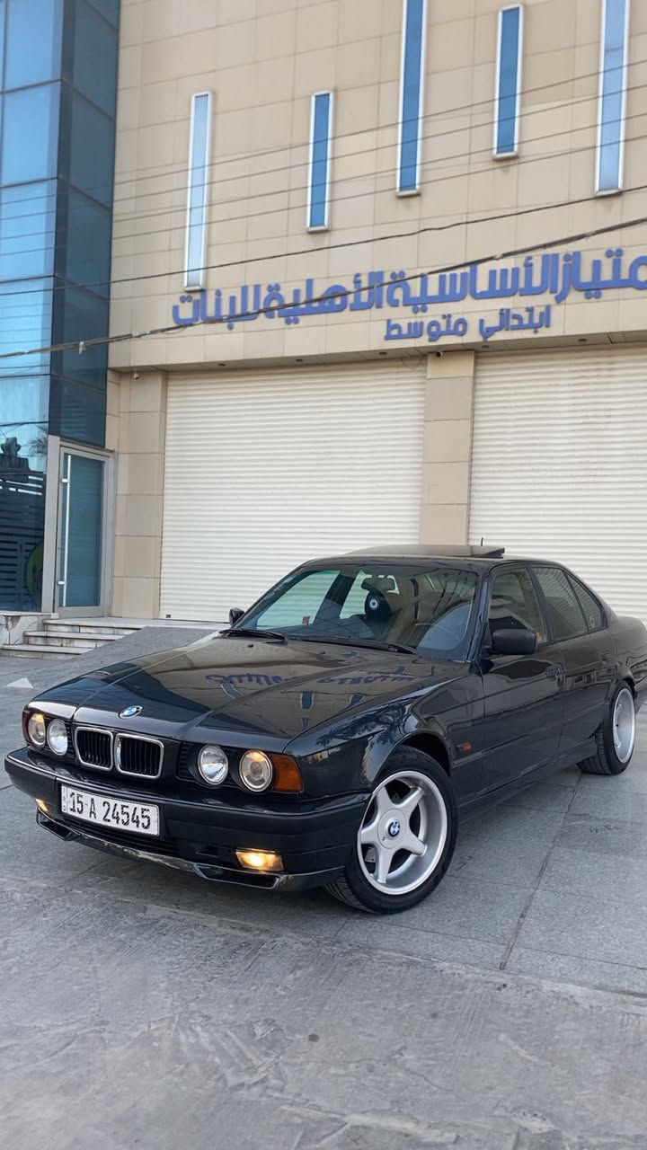 السلام عليكم 
للبيع Bmw540 
موديل ٩٤ رقم دولي تحويل مباشر هزه وارقام جدد
سياره اصل ٤٠ بليته وسنويه  وقبل كل الي راح اذكره سياره على ايدي صارلها ١٥ سنه مصبوغه ٣ قطع سياره ممعمره ولا مفتوحه بيها قطعه على وضع الشركه و٥٤٠ غنيه عن التعريف ترايك شرط مفتوح ٢٦٠  
موصفات 
ديل ايرباك دبل كمبيوتر دبل جكمجه 
سلايد رووف طكتين 
داخل جلد كاريتر بالكارتون بدون اي زلغ كراسي كهرباء ٨ حركات
بطاين جلد اسود صاج ملكي جدد لوك
برده خلفيه كهرباء 
تليفون ومنضمومه سيدي جنجنر بلاديه
ABC خفاش
جام كهرباء 
مري كهرباء 
لد داخلي ليلي
لايت زنون اصلي ضوء كلش قوي 
سنتر لوك bmw  
سياره امانه الله اعجز عن وصفها وبالعافيه على الياخذها من قوه وشكل   
ويل بروك اصلي وتخم تاير جديد 
السعر 115$ وبيها مجال بسيط للشراب واذا تريد بدون الويل يختلف سعرها 
للاستفسار الاتصال على الرقم ***********
مكاني السيديه
