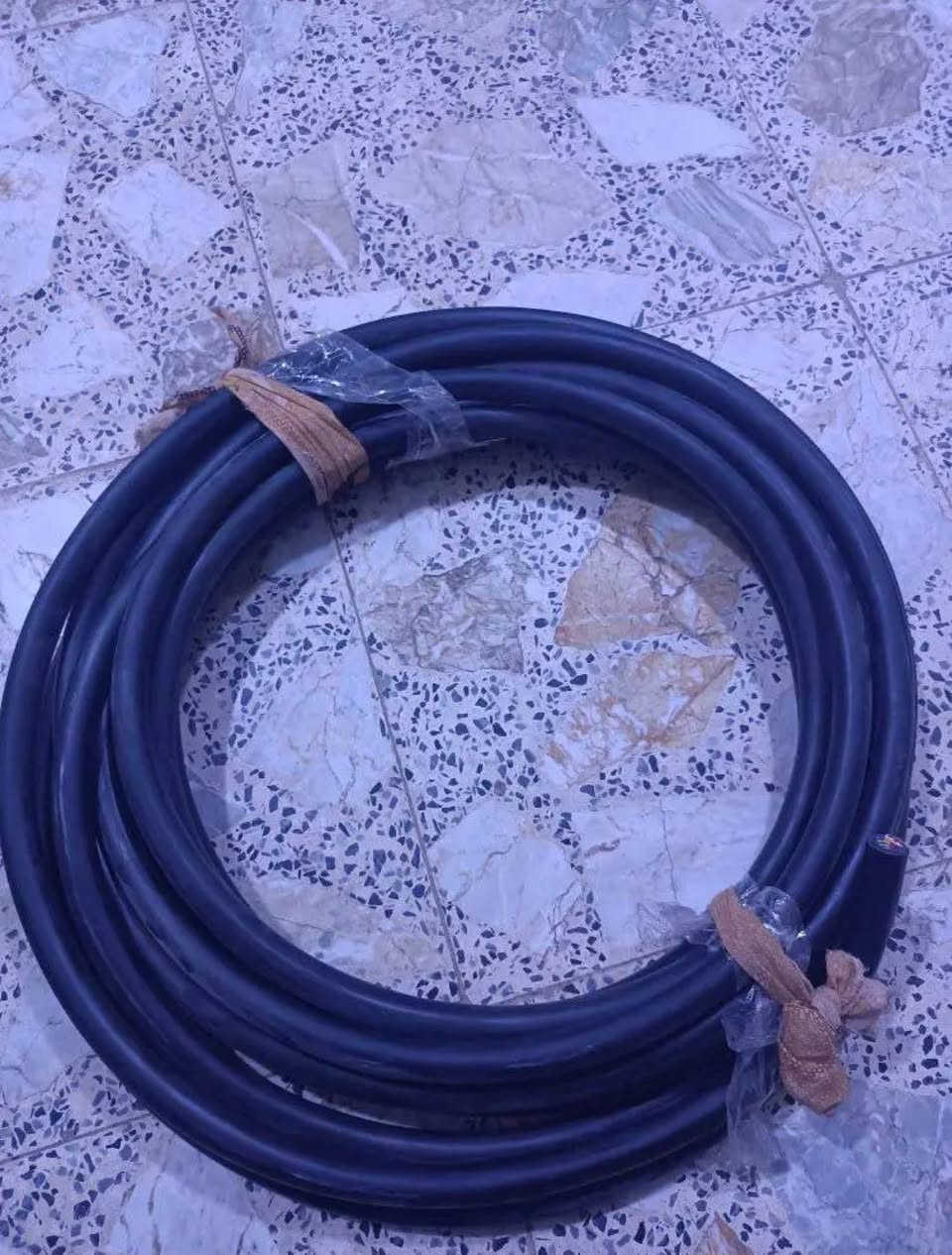 كيبل للبيع ١٢ متره ٤ خطوط وهذا رقم الهاتف 
*********** عنواني سويب
