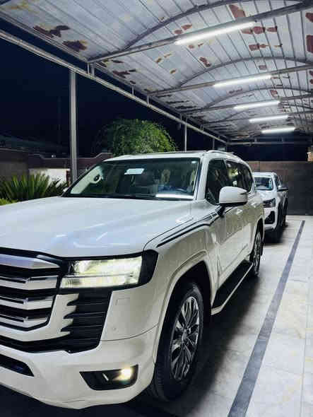 السلام عليكم 
للبيع لاندكروز{ 2022}GXR {سبعينيه} ساز اصل 3 شاشات ام تطبيق وبعده ضمن ضمان شركة {كشنات تدفئه تبريد ماوس مودات قياده} معروفه موصفات ساس تنفس طبيعي  رقم بغداد باسمي سياره ماشيه{39}ألف بعده بحاله زيرو  سبيره منازل كفاله عامه من دعاميه للدعاميه شرط سونار  سعر665بيه مجال 
***********
