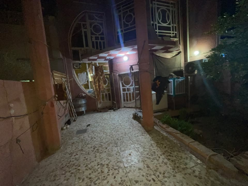 السلام عليكم للبيع متر 140 عرفه نوم كم ثلاث و حمام جوه ومطبخ و حديقة و استقبال ومرافق و الجريخي قرب شارع ٣٠ محله 221 السعر 120 رقمي صديقي ***********
