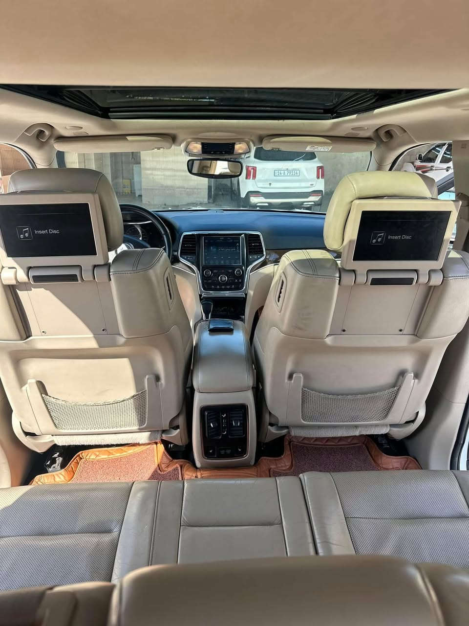جيب كراند شيروكي لمتد بلاس 3 شاشات اعله فئة
الموديل : 2018 . (خليجي) . 
المحرك : V6.  3.6L 
* المواصفات
* دفع رباعي 4x4 . 
* المقاعد جلد بيجي . 
* المقاعد الأمامية كهربائية .
* ذاكرة لحفظ وضعيات الجلوس . 
* المقاعد الأمامية تبريد و تدفئة . 
* المقاعد الخلفية مع تدفئة . 
* ويل قياس 20 .
* مقود السائق كهربائي . 
*هيتر بل مري 
* تدفئة ستيرن . 
* سقف بانوراما .
* شاشه 8.4 انج .
* نظام الملاحة (GPS) . 
* نظام خاص للطرق الوعرة . 
* مصابيح امامية زنون . 
* المصابيح الأمامية مع LED لايت . 
* كشافات الضباب زنون . 
* تشغيل عن بعد .
* صندوق كهربائي .
*  حساسات أمامية . 
*  حساسات خلفية .
* كاميرا خلفية .
* بخاخ ماء لتنظيف المصابيح الامامية .
* مرايا بخاصية التعتيم الذاتي . 
* مرايا جانبية قابلة للطي كهربائيا . 
* بلوتوث تلفون . 
* محدد سرعة . 
* نظام تشغيل واطفاء اوتماتيكي للمحرك للتوفير من صرف الوقود .
* نظام اوتو بريك . 
السياره مابيه نقص برغي 
السياره نظيفة جدا 
مكان السياره البصره
رقم بصره بئسمي تحويل ثاني يوم
سنويه 2027 تنتهي
السعر 225
لاستفسار
***********
