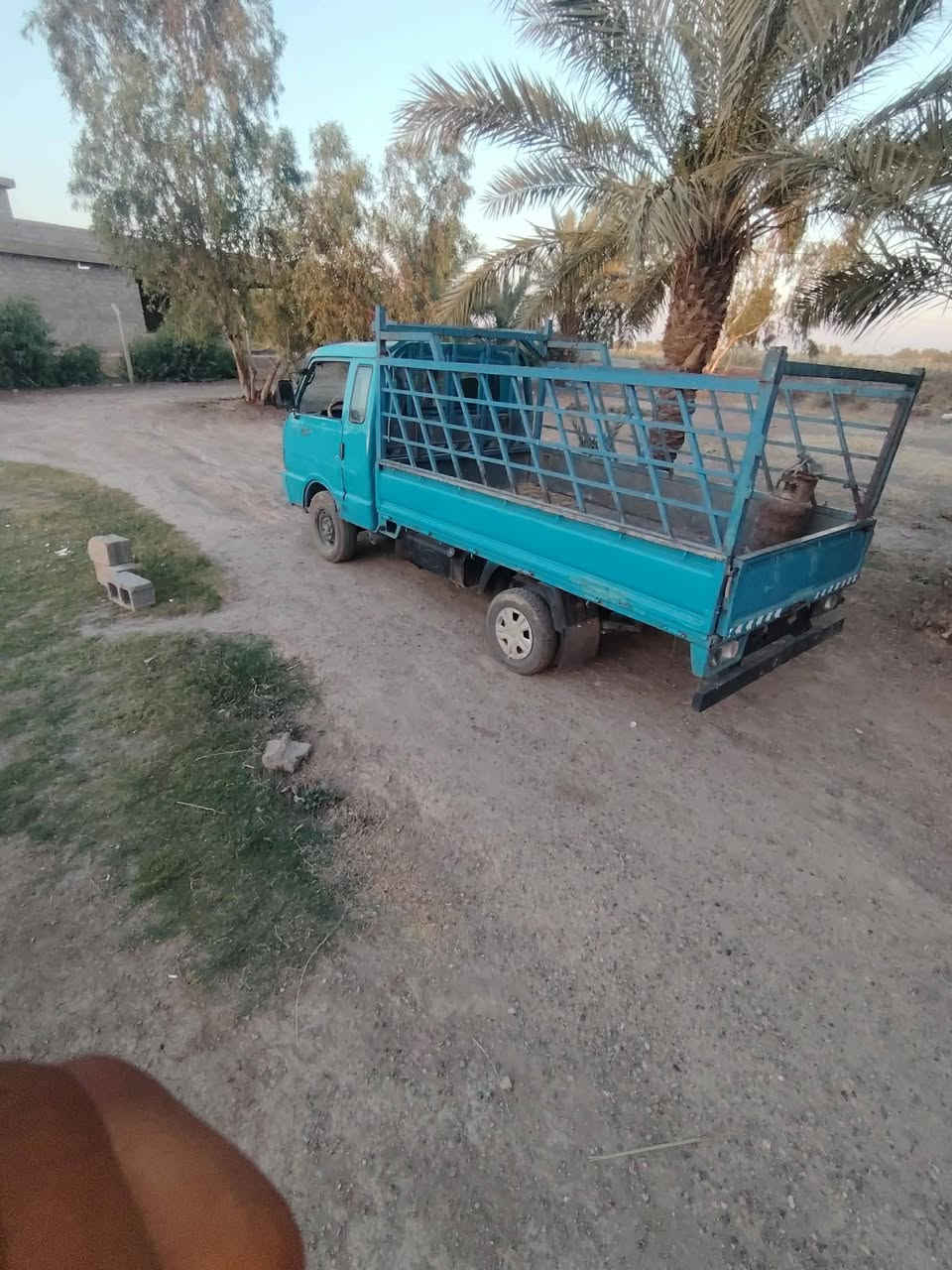 السلام عليكم كيا بنگو موديل 96 سياره بأسمي سنويه لسنه 27 السياره جاهزه الاستفسار الاتصال على الرقم ***********
