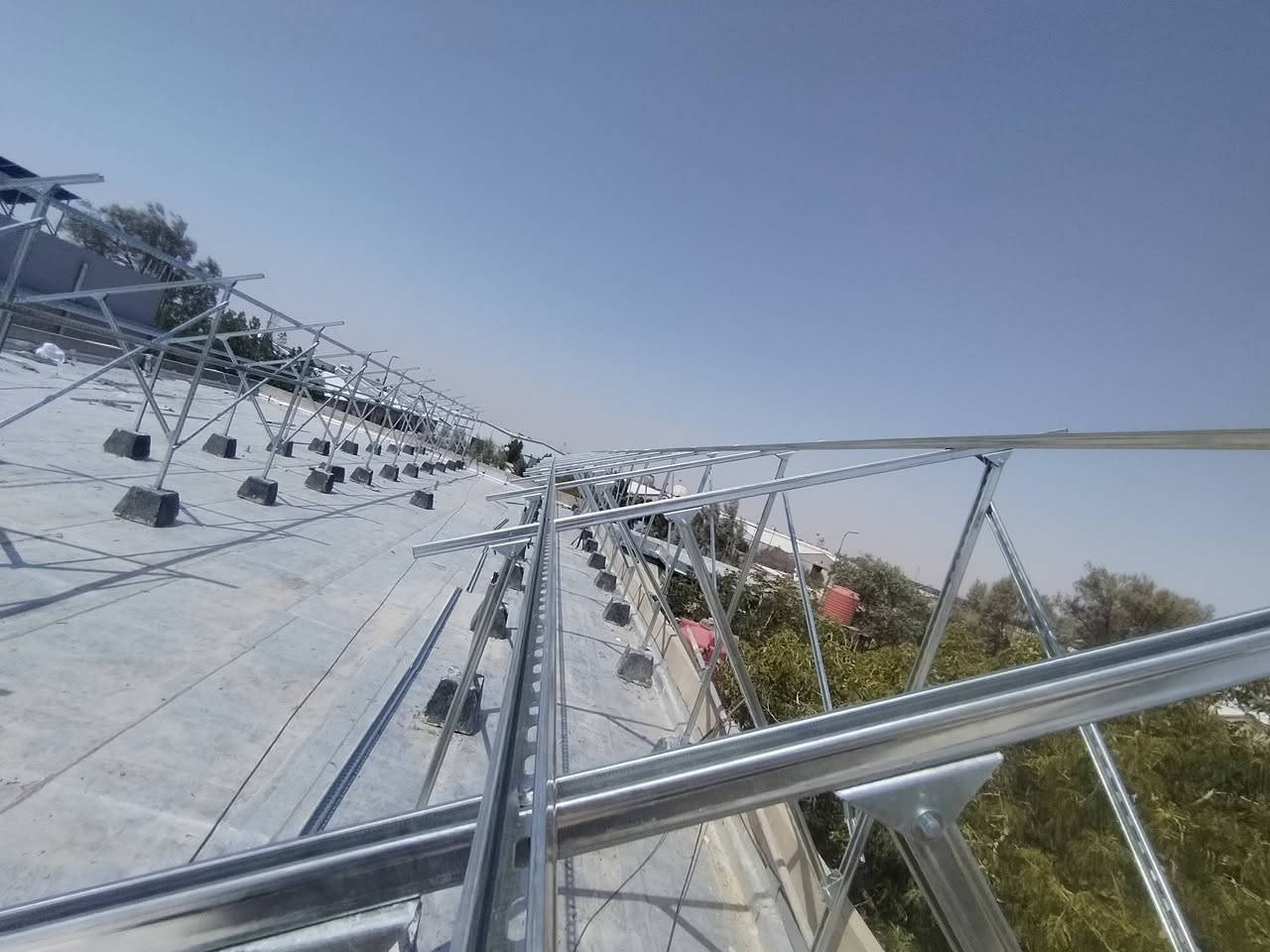 جاري العمل على منظومة on-grid سعة ١٢٦ كيلو واط ، ٦٨٠ امبير... انفيرترات المانية+مانعات صواعق ضمن المواصفات العالمية و منظومة التأريض
المكان /البصرة 
للاستفسار
***********
