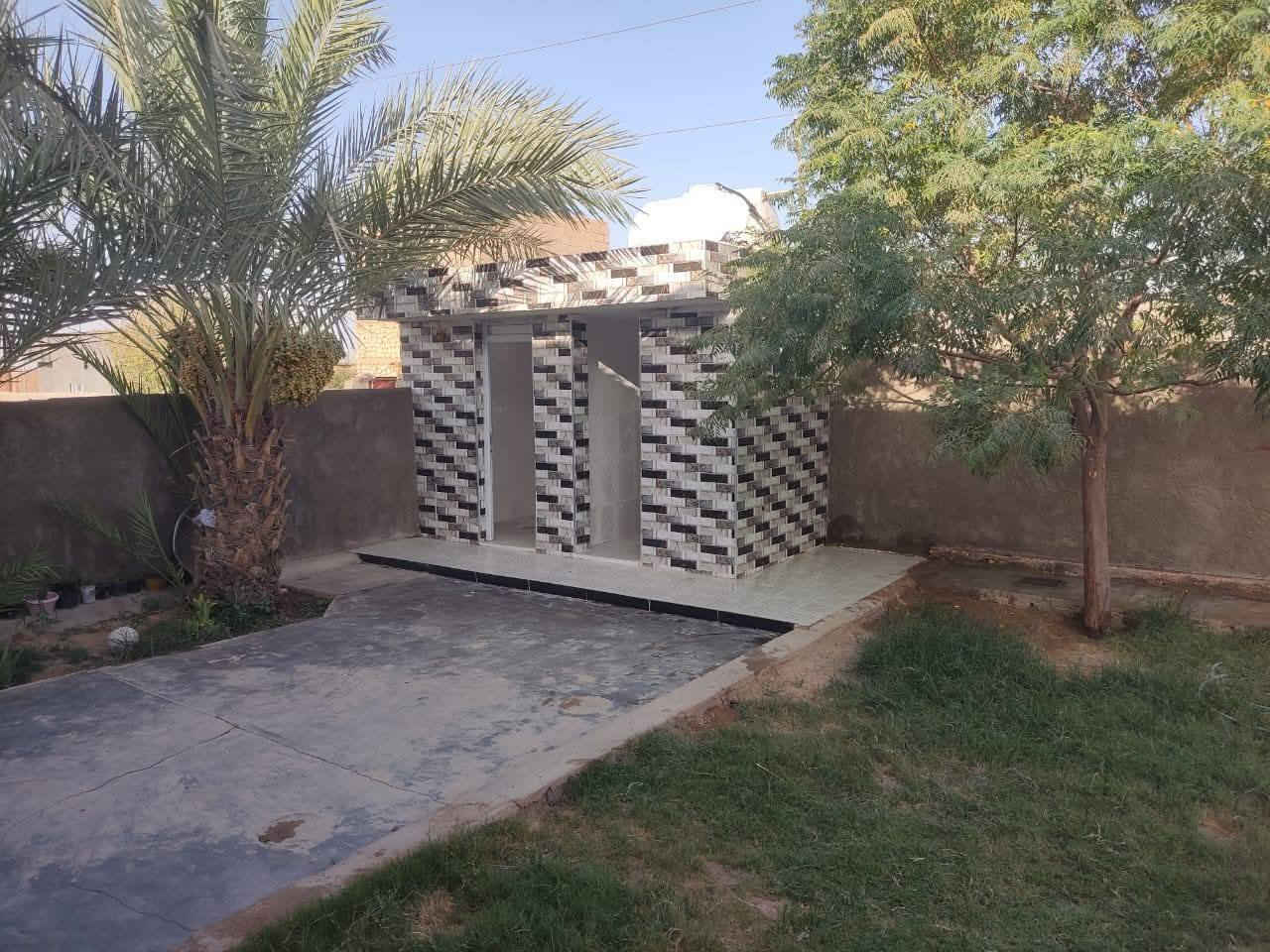 السلام عليكم ورحمه الله وبركاته 
#عرض_بسعر_رمزي  ( بيع مستعجل) 
ارخص عرض موجود حالياً..
متوفر بيت #طابقين للبيع 
#الموقع/ القائم/ حصيبه / حي غزه / بنص السكن / خلف المتنزه الجديد من الجهه الغربيه ب150 متر فقط 
 بشارع بيت رعد زعين التبليط شرق المقبره بمسافه ٢٠٠ متر 
#التفاصيل/ بيت #طابقين بناء حجر شغل درجة اولى 
سراميك بالكامل فقط ارضيه الطابق الثاني تحتاج تطبيق غرفتين وصاله / البيت جاهز للسكن يتكون /  
_ الطابق #الارضي / من : كليدور / ديوانيه / استقبال كبير/ صاله / غرفتين نوم / مطبخ كبير / حار بارد/ صحيات داخليه وخارجيه / حديقه كبيرة جداً..
_الطابق #العلوي/ يتكون من : غرفتين نوم وصاله ومخزن
/ سقوف ثانويه للغرف ارضية خشن الجدران صبغ كامل/ 
المجموع ٤ غرف نوم 
#المساحة/ 350 متر² تقريبآ  
#السعر/ #بـ40_مليون وبي مجال حك جيتك 
 ارخص من هيج ماكو // للشراء الاتصال بي مباشرة او مراسلتي على الواتساب  ***********
