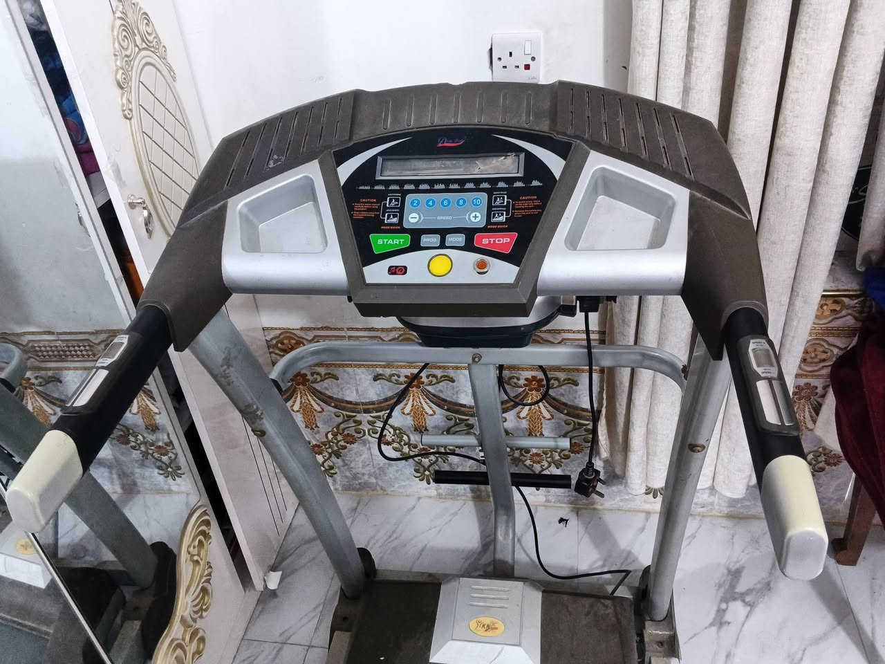 السلام عليكم جهاز جري  نضيف جدآ استعمال قليل جدآ  للبيع يتحمل وزن ثقيل حقيقي مو وهمي جبلي دبل ماطور يحتوي على تكسير شحوم شاشة ذكية قياس نبضات القلب والسرعه والسعرات والمسافه. يوجد فيه سماعات  الرقم *********** بي واتساب  الرقم الثاني  ***********  هم بي واتساب
