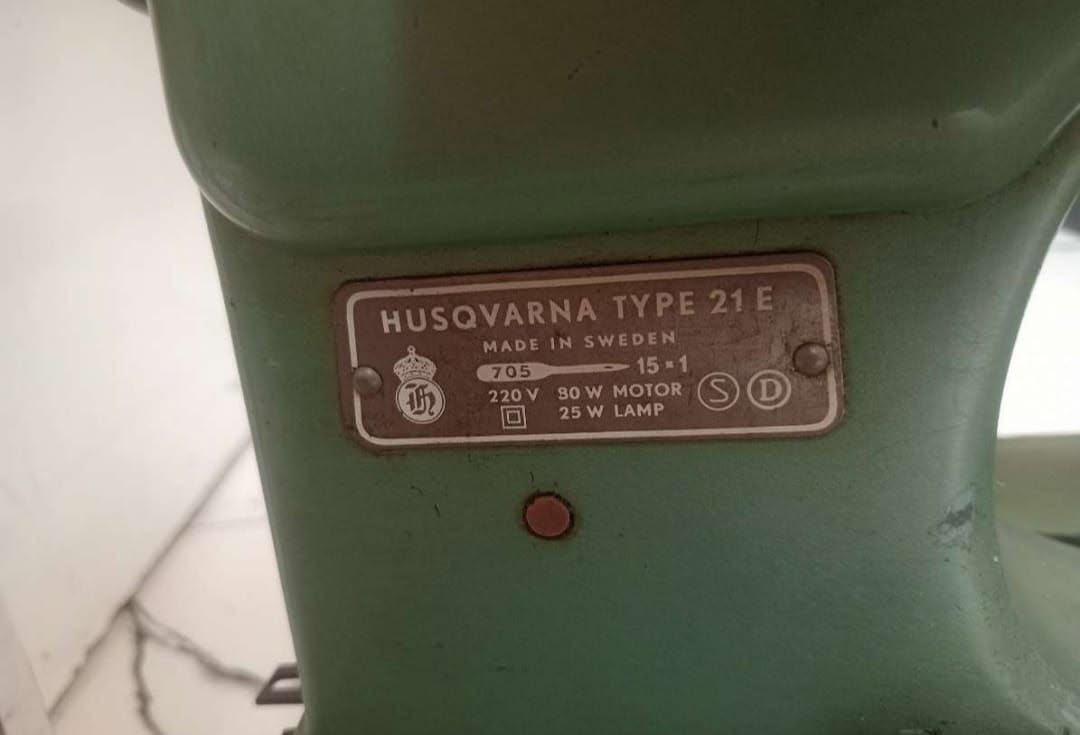 مكينة خياطة للبيع نوع Husqvarnaمكينه سويديه كلشي بيها شغال بس نقص قايش صغير للموطور مالتها رايدها ب75 وبيها مجال للتواصل على هذا الرقم ***********
