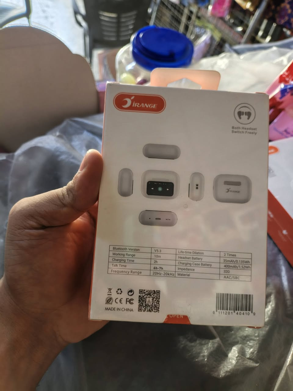 ​📱 الشاشة الذكية (LCD Touch Screen)
تأتي علبة الشحن مزودة بـ شاشة ملونة تعمل باللمس تتيح لك التحكم الكامل بالسماعة دون الحاجة للرجوع للهاتف.
​يمكنك من خلال الشاشة: التحكم في الموسيقى (تشغيل/إيقاف مؤقت، التنقل بين الأغاني)، التحكم بالصوت، استقبال وإنهاء المكالمات، وتغيير الخلفيات أو اللغات.
​🔇 تقنيات عزل الصوت والمكالمات
​عزل الضوضاء النشط (ANC): تدعم ميزة إلغاء الضوضاء الذكي بقوة تصل إلى 40dB لضمان تجربة استماع هادئة ومريحة.
​إلغاء ضوضاء المكالمات (ENC): ميكروفون مدمج عالي الدقة لفلترة أصوات الخلفية وضمان صوت واضح ونقي أثناء المكالمات.
​🎵 جودة الصوت والاتصال
​صوت عالي الدقة (Hi-Res Audio): تدعم بث الصوت عالي الجودة والوضوح.
​ترميز LHDC: لدعم نقل الصوت اللاسلكي بمعدل نقل عالي ونقاوة ممتازة للترددات.
​مدى الاتصال: تمنحك اتصالاً مستقراً عبر البلوتوث لمسافة تصل إلى 10 أمتار.
​🔋 البطارية والاستخدام
​عمر البطارية: تمنحك السماعات مدة تشغيل ممتدة وتصل ساعات العمل إلى حوالي 7 ساعات للشحنة الواحدة (حسب مستويات الصوت واستخدام الـ ANC).
​التصميم: تصميم مريح داخل الأذن (In-Ear) شبيه بسماعات الآيربودز برو لتأمين ثبات مريح وعزل صوتي طبيعي ممتاز.
PRO True Wireless Earphones. إليك أبرز مواصفاتها ومميزاتها الأساسية بناءً على البيانات المدونة على العلبة والمواصفات الفنية لها:
توصيل جميع المحافظات التواصل على الواتساب:***********
