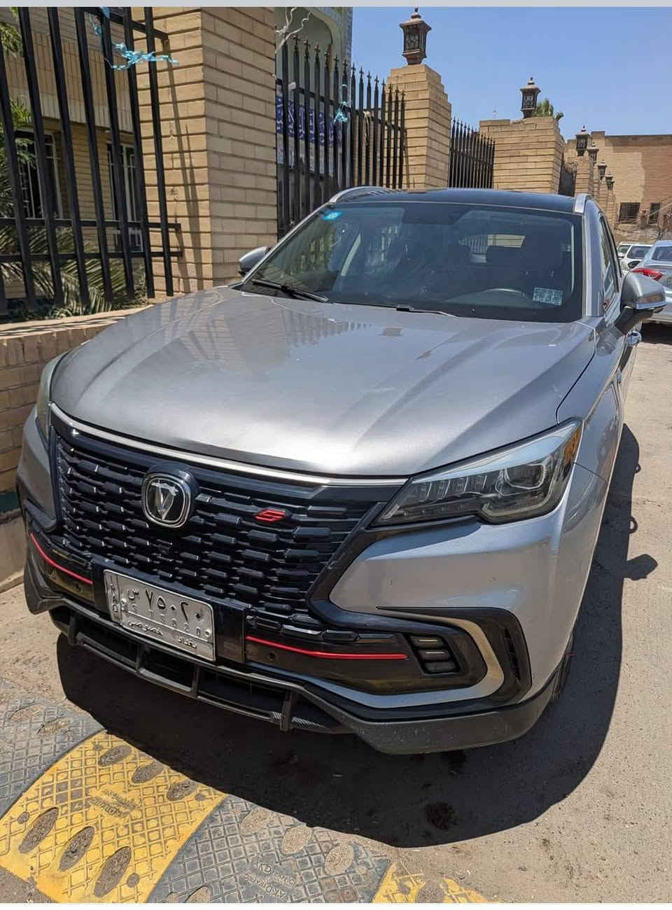 شانجان 85 موديل 22  ماشيه 49000كم السعر24مليون  سياره حره موبايل واتساب *********** بيه صبغ ربع باب الصدر وشخط خفيف حسب صور
