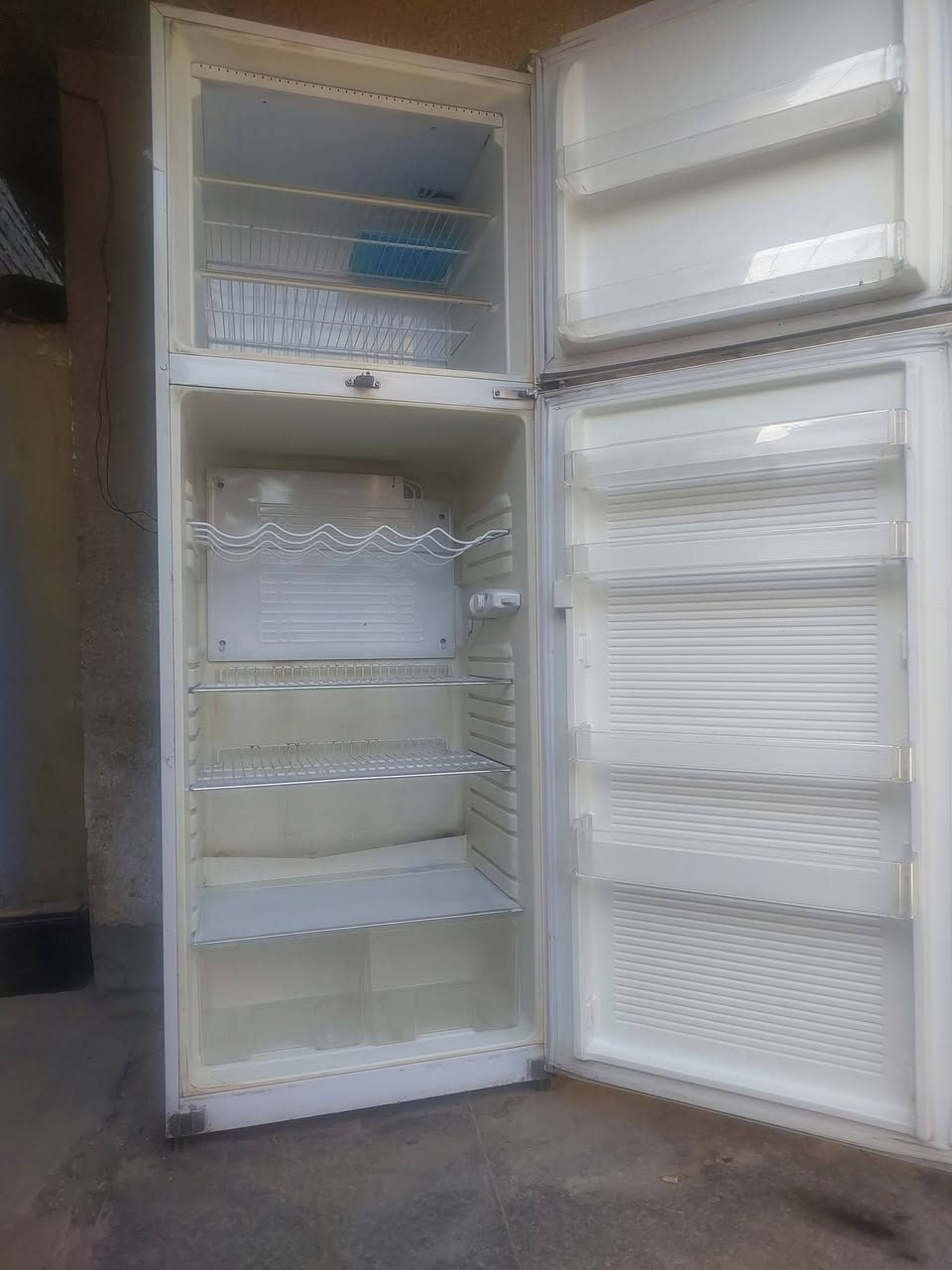 سلام عليكم للبيع ثلاجه كبيره نضيفه جدن***********
