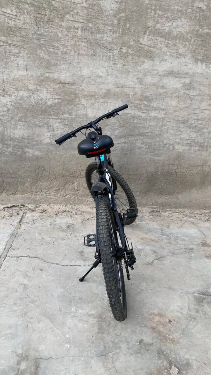 السلام عليكم 🚲
✨ بايسكل  للبيع FLASH دزاين إيطالي
🔹 إطار ألمنيوم خفيف وقوي
🔹 دسك أمامي وخلفي
🔹 كير 7 نمر
🔹 بايسكل جبلي
🔹 دبل أمامي مع القفل

🔹السعر (250) الف


**إذا كنت صاحب هذا الإعلان وتريد حذفه لأي سبب، رجاءا أرسل رسالة إلى الدعم الفني**