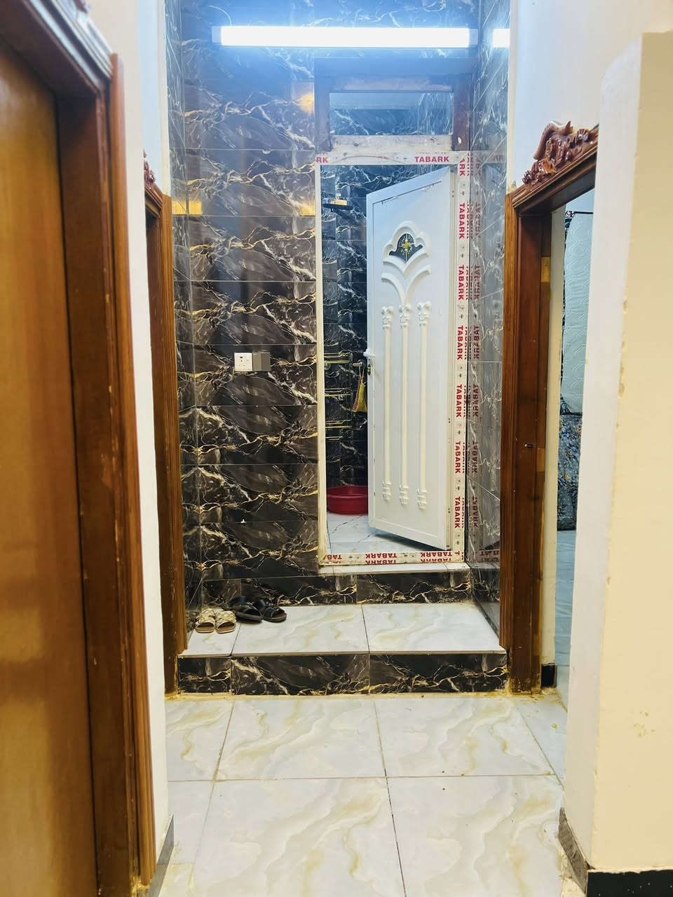 بسم الله الرحمن الرحيم
السلام عليكم بيت قاطين مساحه 170 متر طابو ملك صرف تحويل مباشر 

يحتوي على خمس غرف نوم حمامات داخليه وخارجيه 

صاله واستقبال 

العنوان السياحي منطقه الشاعوره 

السعر 80  مليون 

***********
