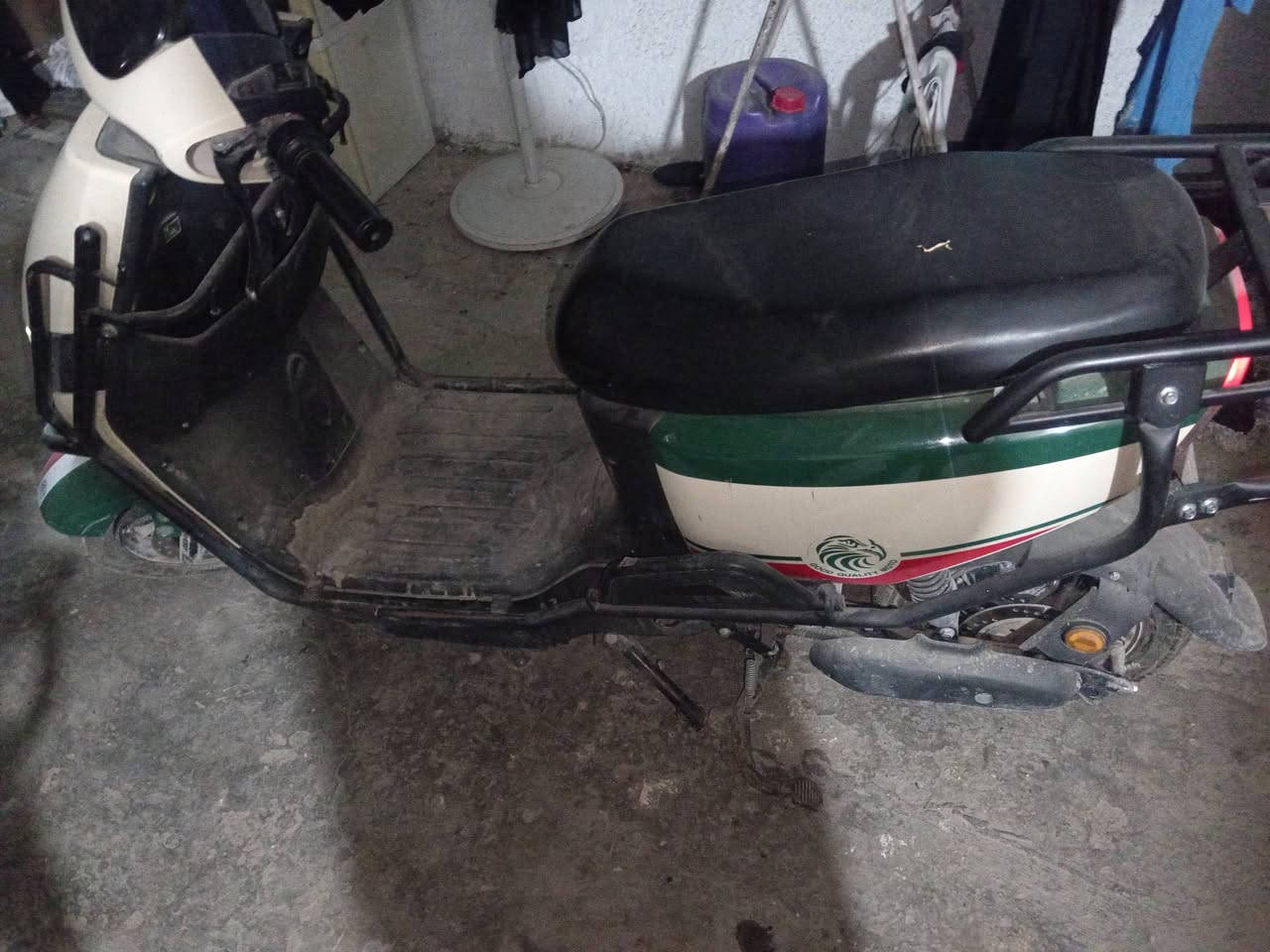 سلام عليكم  من رخصت مدير لكروب دراجه شحن متروكه شوف تصوير تشتغل وتهبط مبدلين بطاريات وباقيات 2 مامبدلات وتركناهه وبيه مفاتيح 2 دراجه نظيفه بس غسل يرادله
*********** راتساب اتصال
