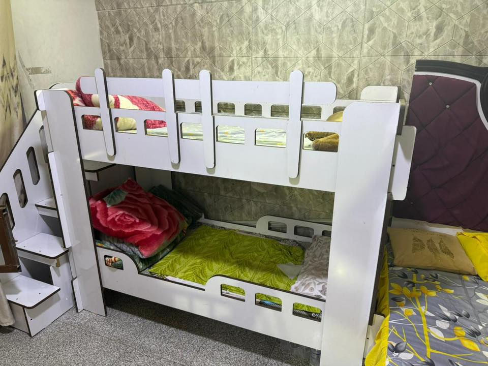 غرفه اخشاب ب٣٠٠ 
كنتور اطفال ب١٢٥ 
جربايه اطفال طابقين ب٢٢٥ وكلهم بيهم مجال 
الاتصال ***********
