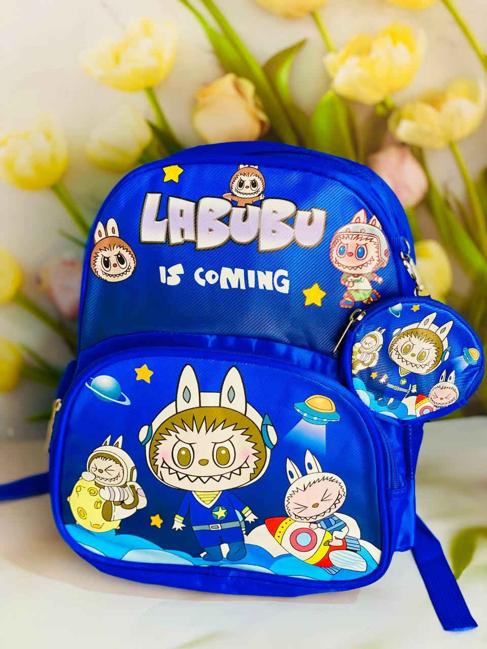 🎒✨ حقيبة لابوبو المدرسية للأطفال ✨🎒  

اختيار مثالي يجمع بين المتانة والأناقة لراحة أطفالك في المدرسة والروضة 🧒👧💖  

تتميز بـ:  
🔸 سحابين لسهولة الفتح والتنظيم 👜✔️  
🔸 حافظة صغيرة تتعلق بالحقيبة لحفظ الأغراض المهمة 🎀🔑  
🔸 جلد قوي يتحمّل الاستخدام اليومي 💪🎒  
🔸 متوفرة بـ 4 ألوان ناعمة وجذابة تناسب جميع الأذواق 🌸🎨  
الارتفاع 30cm
العرض 30cm 

🚘يوجد خدمة توصيل لجميع محافظات العراق


**إذا كنت صاحب هذا الإعلان وتريد حذفه لأي سبب، رجاءا أرسل رسالة إلى الدعم الفني**