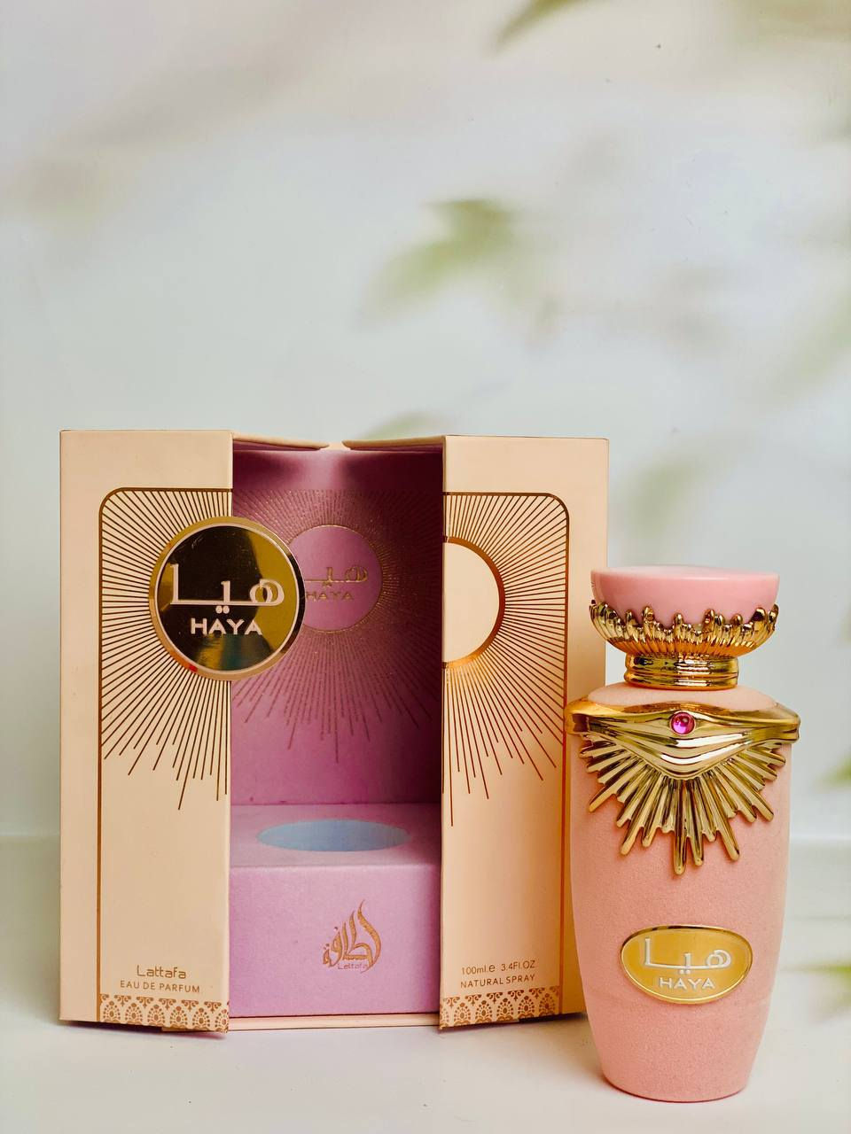 عطر "هيا" (Haya) من لطافة. وهو عطر نسائي يجمع بين النفحات الزهرية والفواكه. 🤩
المكونات: يفتتح العطر بنفحات من الشمبانيا والفراولة واليوسفي والورد والبرتقال الأحمر، يليه قلب من الغاردينيا والياسمين والأوركيد، وتختتم القاعدة بالعنبر وخشب الصندل والكستناء. 🤎✨
النوع: عطر "أو دو بارفان" (Eau de Parfum). 
الوصف: يوصف بأنه عطر أنيق وفخم يمنح شعوراً بالنعومة والجاذبية. 
🔴عطر سكينة (Sakeena): العطر ذو الزجاجة المخملية باللون العنابي. هو عطر زهري - فاكهي - جورماند للنساء، 
🔵عطر إيمان (Emaan): العطر ذو الزجاجة المخملية باللون الأزرق. هو عطر شرقي - فانيليا للجنسين، ويتميز بعبوته الأنيقة المزينة بحواف ذهبية وحجر صناعي. 
كلا العطرين يأتي بتركيز "أو دو بارفان" (Eau de Parfum) وبحجم 100 مل.


**إذا كنت صاحب هذا الإعلان وتريد حذفه لأي سبب، رجاءا أرسل رسالة إلى الدعم الفني**