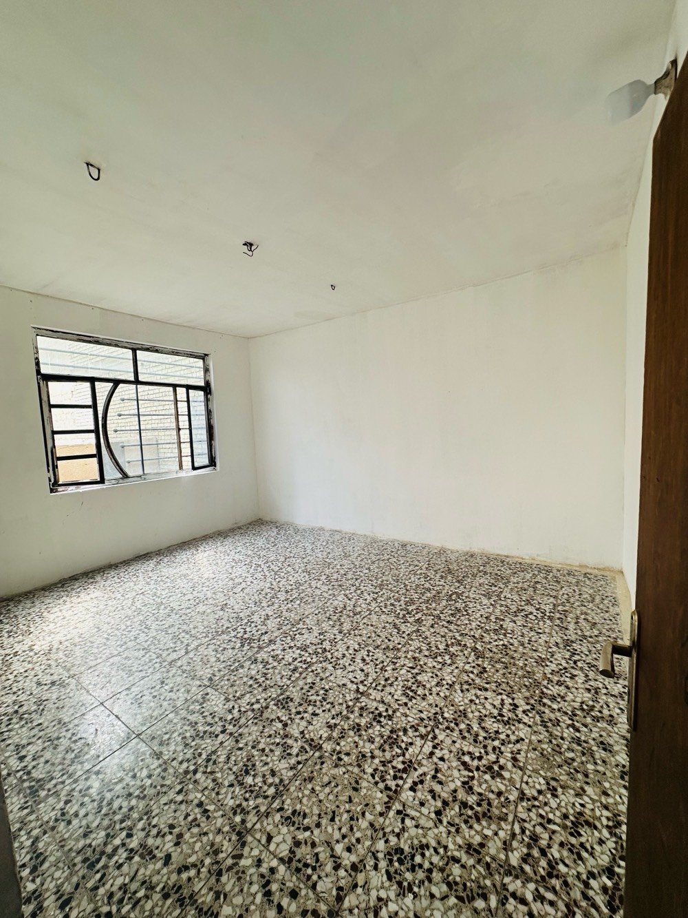 الدورة ابو دشير 
شقة للإيجار غرفة و استقبال و مطبخ على هول و صحيات 
يوجد فيها كهرباء و سحب مولد و ماء اسالة موجود و ماء تانكي موجود و سخان موجود الشقة جاهزة 