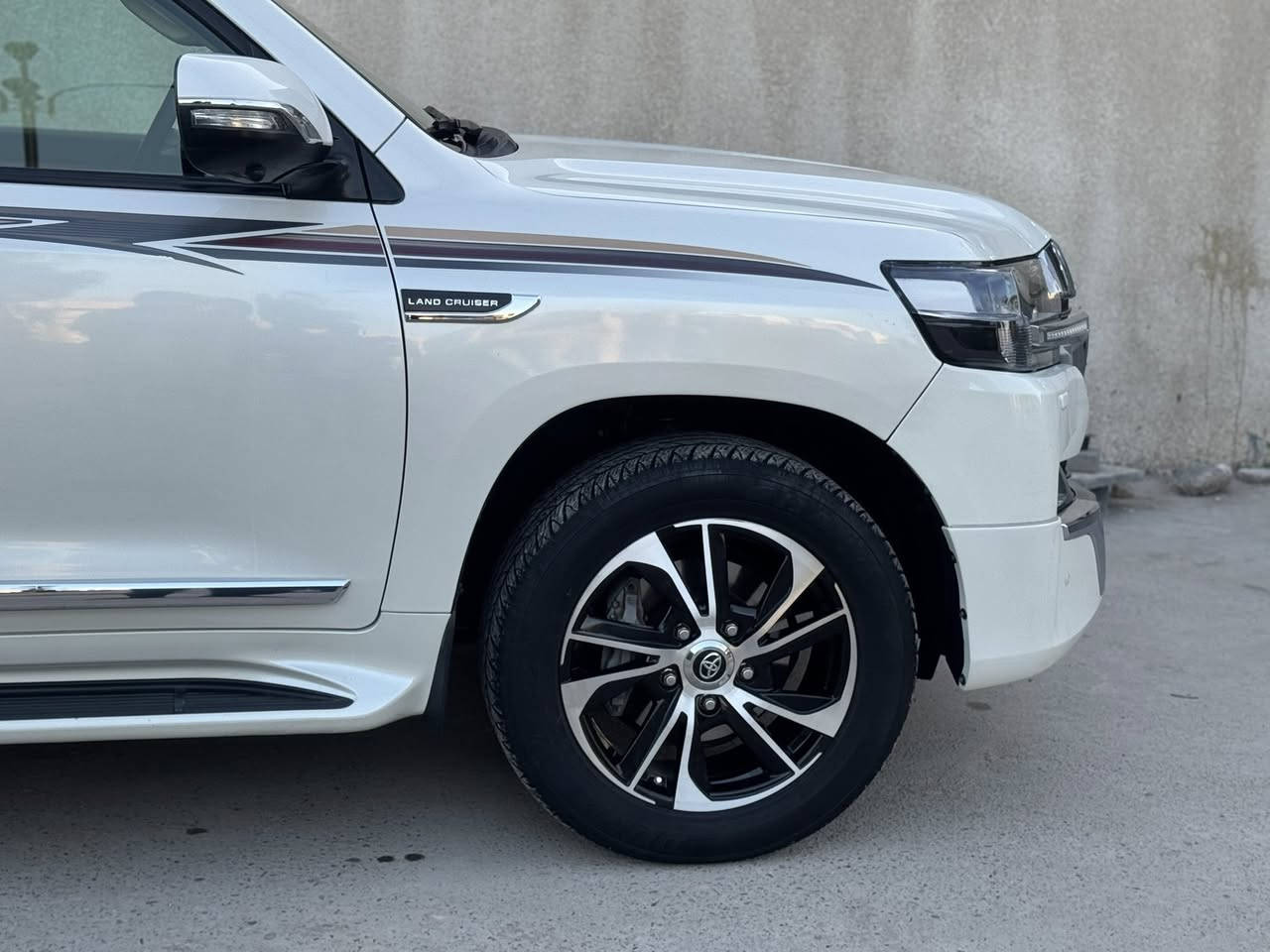 السلام عليكم 
لاندكروز 2016 فطيم اصل باب اول
محدث شباك ويل فقط موديل 21
فول مواصفات 
ماشية 128 الف كيلو 
رقم بغداد بسمي
سلايد روف 
شاشة كبيرة
4 كامرات 
مكينه 6 سلندر 4000 شرط بلاد
حساس امامي خلفي
زراك لايتات
لايتات زنون  
تبريد منفصل 3 قطع
تشغيل عن بعد
كشات جلد وكهرباء
السيارة مابيها نقص كير محرك صدر تايرات كلهن 100‎%‎ على وضع الوكالة
بيها صبغ نص الابواب وهلال جاملغ الخفلي الداير فقط  جهة الصدر اثر شخط 
وعندي الفديو قبل الصبغ مال الشخط 
السعر 435 وبيها مجال 
***********
اعتذر عن المراوس ففط بيع
