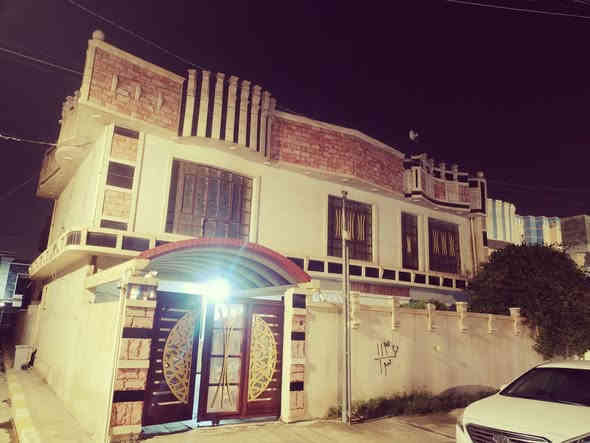 دار للبيع
الموقع :حي العسكري قرب جامع سيدنا الحسين
المساحة: ٢٨٠ متر  ركن وجه ١٤ نزال ٢٠
طابقين ٦ غرف نوم + استقبال +صالتين +حمامين +مطبخ
كامل يباع مع الأثاث كما موضح في الصور
السعر ٣١٠ مليون مع الأثاث
للإستفسار مراسلة الصفحة أو الاتصال على الرقم التالي ***********
