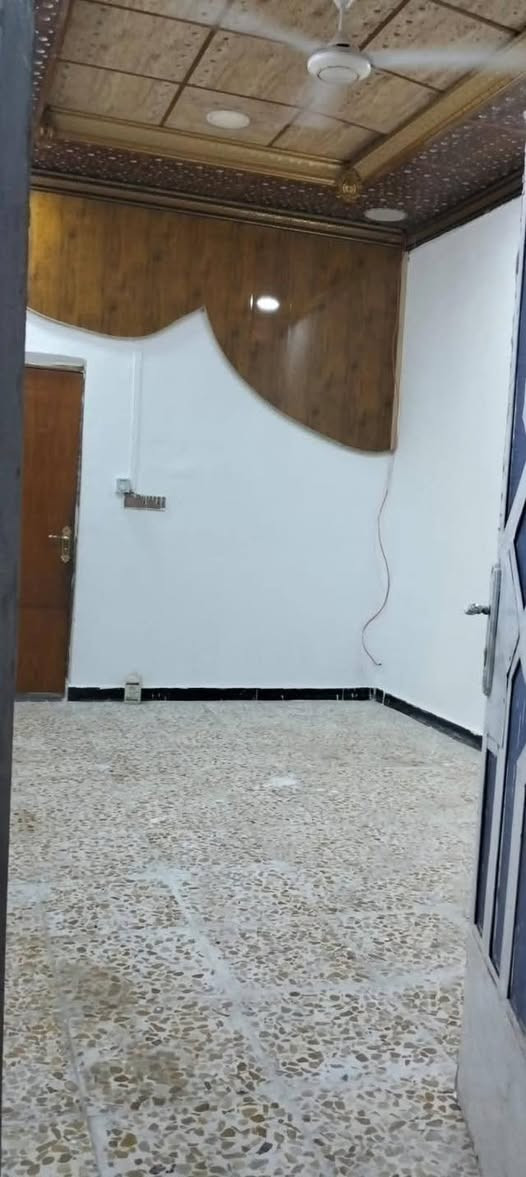 بيت للأيجار
القبله حي الشهداء قرب مدرسه المفاخر
مساحة البيت 104متر
يحتوي على غرفة كبيرة وصاله 
واستقبال ومطبخ وصحيات داخلية وخارجية وطارمة
الايجار / 400 الف 
***********
