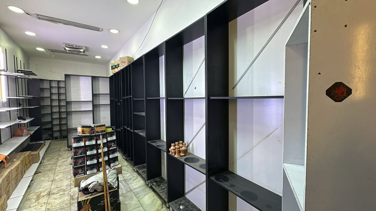 سلام عليكم رفوف محل كامل تجهيز كامل مال محل رفوف الله شاهد فصلتهن احسن نوعيه النضافه 90%   عدد الرفوف 13 مع قطع يندكن بل جدار السعر 750  وبيهن مجال العنوان بغداد مشتل كراج بعقوبة الرقم ***********
