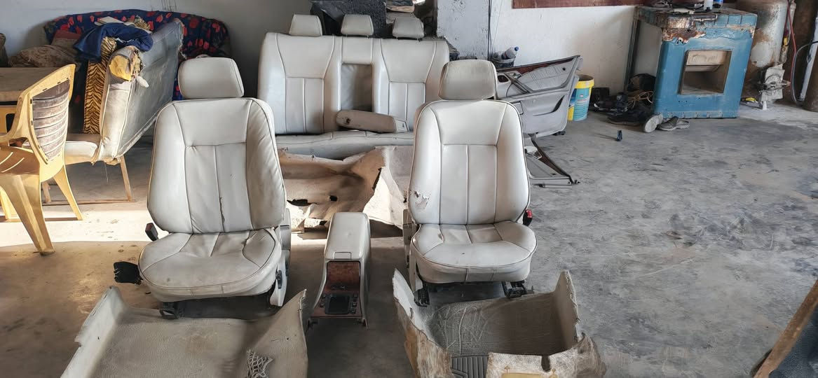 غرفة مرسيدس أم عيون 210 موديل 2000 سعر 400$ وبيها مجال
***********

***********
