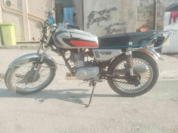 السلام عليكم دراجه للبيع نامه برو محسن مديل20اوراق بي محرك نضيف شلعه ومعدل خير من الله 2-1بطناش مكاني جلولاء السعر 350بيها مجال للطيبين 
للستفسار ***********
